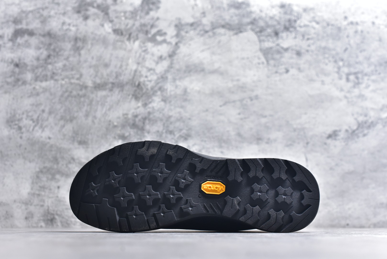 图片[6]-#Arcteryx始祖鸟 Konseal FL 2M 轻量 网布防滑轻便耐磨 低帮户外运动跑步鞋 外观看似朴实 却散发着一股高贵气息 虽然是标榜越野鞋 但其实越野跑与登山乃一体两面的运动 皆在相同的山林场域之中进行 包含轻量化鞋身 MegaGrip大底 OrthoLite 3D鞋垫 EVA弹性混合中底等等 以及这次所使用的最新防水透气科技 抓地力优良的VibramMegaGrip 鞋带收纳设计 避免鞋带勾到绊倒 全脚掌舒适稳定 EVA弹性混合中底 OrthoLite 3D鞋垫 前脚掌TPU支撑片 尺码：39 40 41 42 43 44 45-选品中心