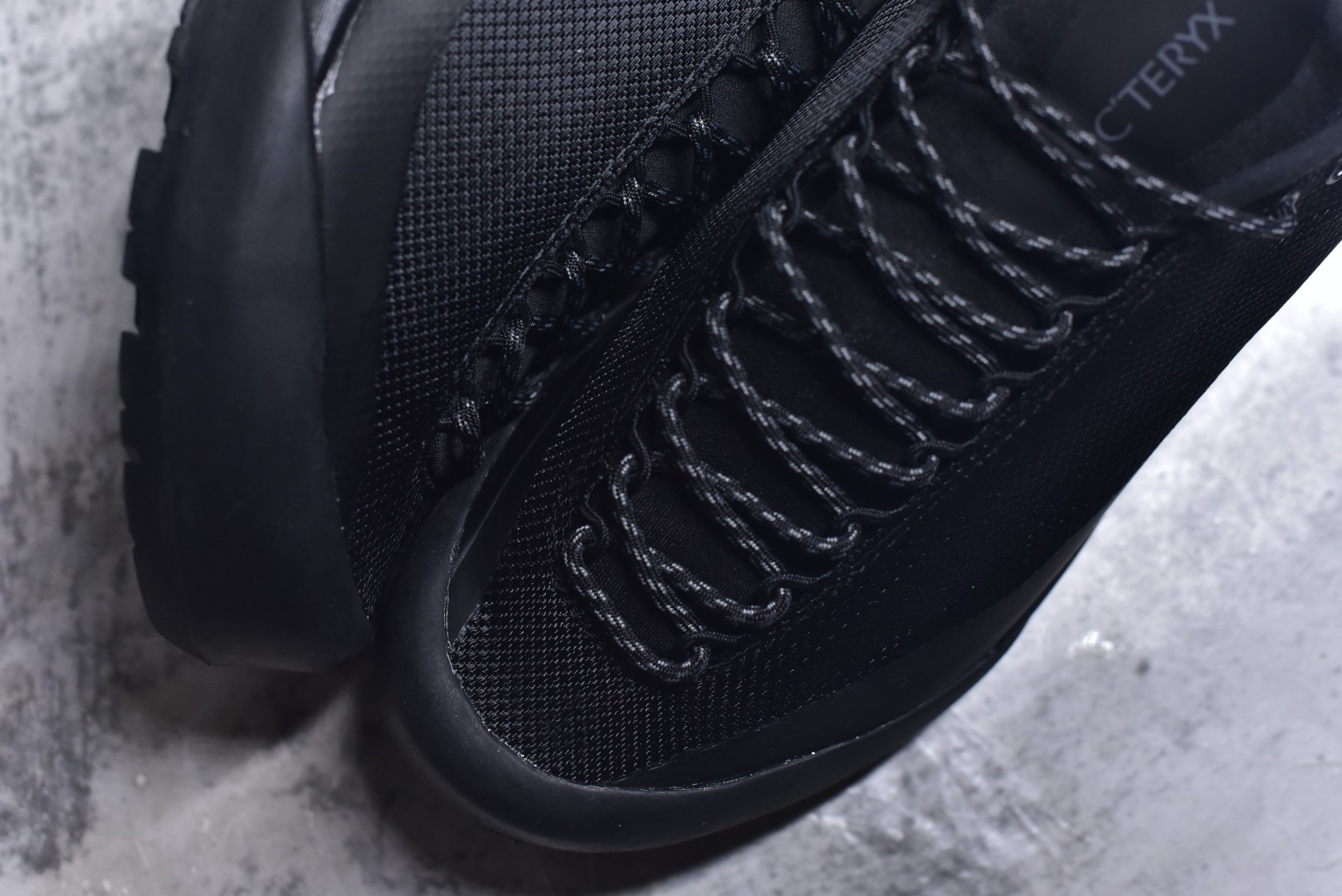 图片[8]-#Arcteryx始祖鸟 Konseal FL 2M 轻量 网布防滑轻便耐磨 低帮户外运动跑步鞋 外观看似朴实 却散发着一股高贵气息 虽然是标榜越野鞋 但其实越野跑与登山乃一体两面的运动 皆在相同的山林场域之中进行 包含轻量化鞋身 MegaGrip大底 OrthoLite 3D鞋垫 EVA弹性混合中底等等 以及这次所使用的最新防水透气科技 抓地力优良的VibramMegaGrip 鞋带收纳设计 避免鞋带勾到绊倒 全脚掌舒适稳定 EVA弹性混合中底 OrthoLite 3D鞋垫 前脚掌TPU支撑片 尺码：39 40 41 42 43 44 45-选品中心