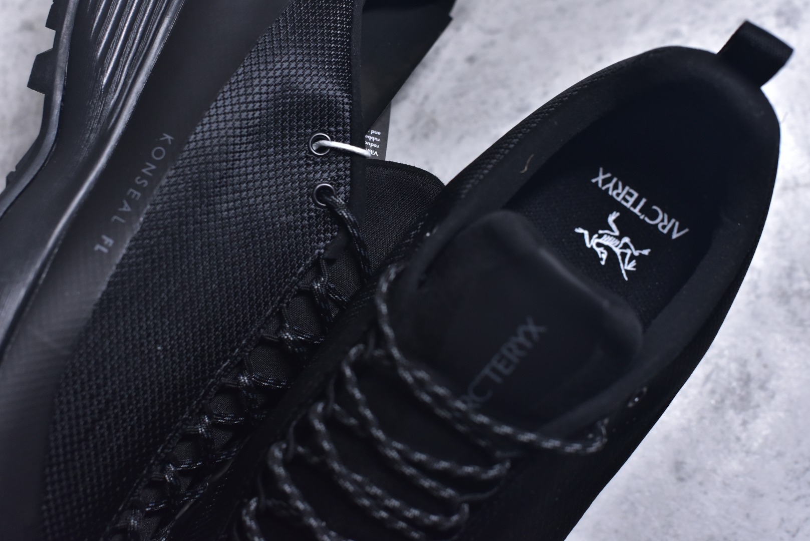 图片[9]-#Arcteryx始祖鸟 Konseal FL 2M 轻量 网布防滑轻便耐磨 低帮户外运动跑步鞋 外观看似朴实 却散发着一股高贵气息 虽然是标榜越野鞋 但其实越野跑与登山乃一体两面的运动 皆在相同的山林场域之中进行 包含轻量化鞋身 MegaGrip大底 OrthoLite 3D鞋垫 EVA弹性混合中底等等 以及这次所使用的最新防水透气科技 抓地力优良的VibramMegaGrip 鞋带收纳设计 避免鞋带勾到绊倒 全脚掌舒适稳定 EVA弹性混合中底 OrthoLite 3D鞋垫 前脚掌TPU支撑片 尺码：39 40 41 42 43 44 45-选品中心