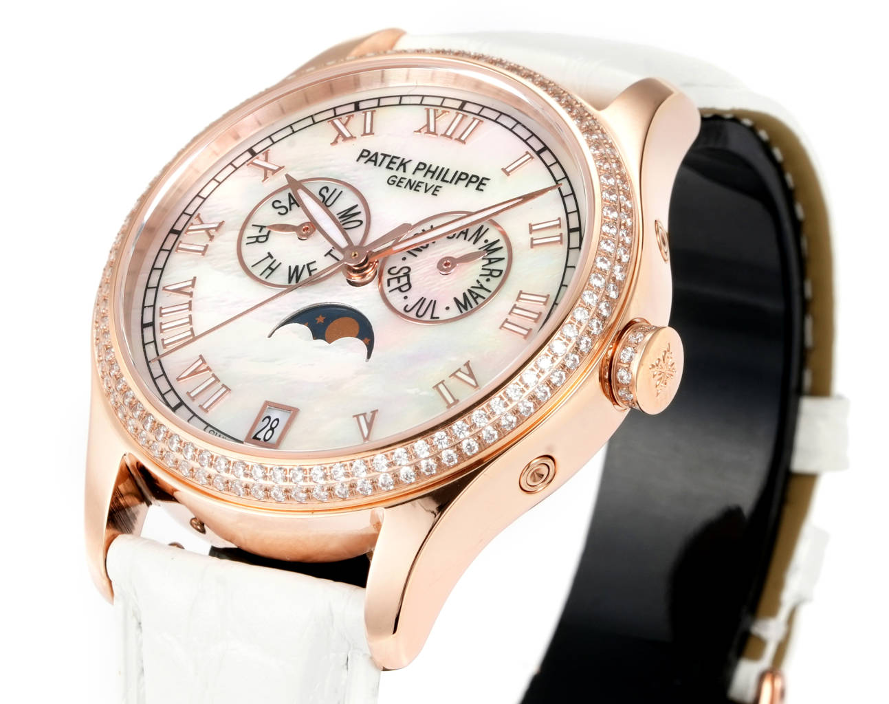 VV Factory 出品 🌐鳄鱼皮送牛皮
2025最新推出 百达翡丽复杂功能时计⌚PP姐妹款,
❤️38mm尺寸 4947G,4947R,4948G,4948R
🧡37mm尺寸 4936G,4936R,4936J,4937G,4937R
搭载多功能的设计,奢华的女士腕表,由众多精美的细节,勾勒出它最美的样子。或装饰以华美的贵金属,或点缀有璀璨的钻石,令人赏心悦目。37和38的表径,11毫米的厚度,上手舒适贴合
【表壳专注】玫瑰金与白金款式,外壳由精钢904 采用EPPT电镀技术
1️⃣【表盘细节】分别有布纹、贝壳、放射等面,真材实料不惜成本复原,数字刻度,💓表耳间距采用官方对版尺寸19-14,历时半年开模研发,不同于市场其他版本19-16表耳尺寸,还原官方标准尺寸✨
2️⃣【镶钻技术】采用“莫桑钻”镶嵌,由于镶嵌难度大,尽可能复原尺寸大小与位置
表径37mm 38mm 厚度11mm
3️⃣采用原装进口9015自动机械 作为基础机芯 复刻Cal.324 S QA LU机芯 复原ZP一样“左”摆臂摆轮
4️⃣日历可快调或顺时跳,
月相一个月转一圈,可快调
5️⃣ 星期由日期带动转跳,可快调
6️⃣ 月份与ZP一样手动调,可快调
7️⃣【表扣】搭配14MM🏹️箭型Patek Philippe原厂级针扣。整扣采用十字卜形为基础必赋予大面积平面及斜边位叠机高光处理,原版三角形例仔,并全部电镀白金,黄金及玫瑰金,最大程度还原质感
8️⃣【表带】采用自然裂纹鳄鱼皮,以及缝线的装饰下更显素雅、优美之感。手动拆卸伸耳,下单即送竹节纹牛皮,🎁10个颜色,任意搭配🌐
