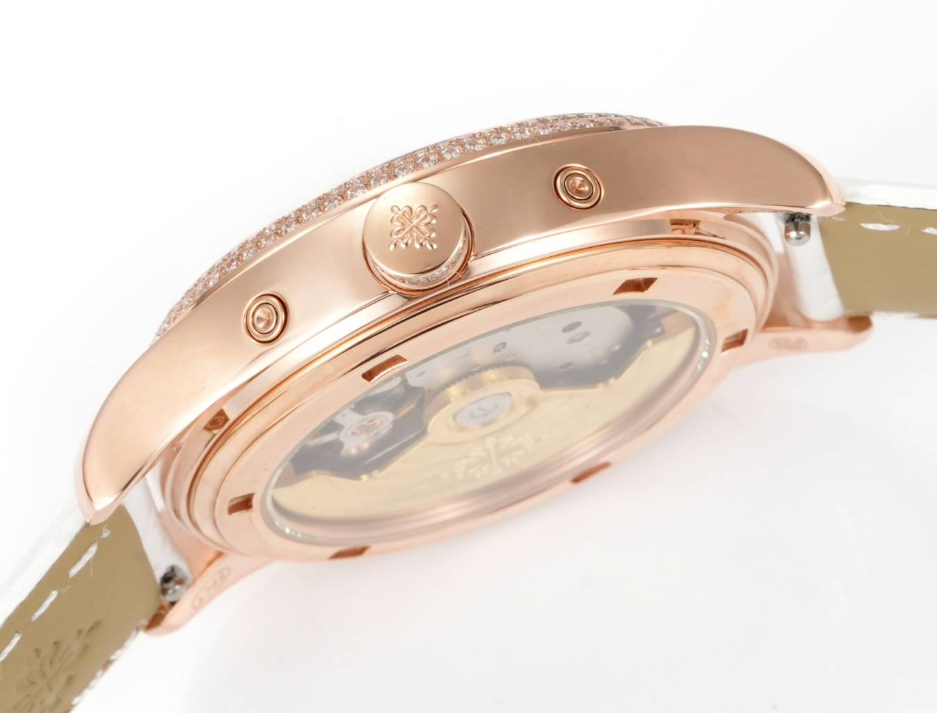 VV Factory 出品 🌐鳄鱼皮送牛皮
2025最新推出 百达翡丽复杂功能时计⌚PP姐妹款,
❤️38mm尺寸 4947G,4947R,4948G,4948R
🧡37mm尺寸 4936G,4936R,4936J,4937G,4937R
搭载多功能的设计,奢华的女士腕表,由众多精美的细节,勾勒出它最美的样子。或装饰以华美的贵金属,或点缀有璀璨的钻石,令人赏心悦目。37和38的表径,11毫米的厚度,上手舒适贴合
【表壳专注】玫瑰金与白金款式,外壳由精钢904 采用EPPT电镀技术
1️⃣【表盘细节】分别有布纹、贝壳、放射等面,真材实料不惜成本复原,数字刻度,💓表耳间距采用官方对版尺寸19-14,历时半年开模研发,不同于市场其他版本19-16表耳尺寸,还原官方标准尺寸✨
2️⃣【镶钻技术】采用“莫桑钻”镶嵌,由于镶嵌难度大,尽可能复原尺寸大小与位置
表径37mm 38mm 厚度11mm
3️⃣采用原装进口9015自动机械 作为基础机芯 复刻Cal.324 S QA LU机芯 复原ZP一样“左”摆臂摆轮
4️⃣日历可快调或顺时跳,
月相一个月转一圈,可快调
5️⃣ 星期由日期带动转跳,可快调
6️⃣ 月份与ZP一样手动调,可快调
7️⃣【表扣】搭配14MM🏹️箭型Patek Philippe原厂级针扣。整扣采用十字卜形为基础必赋予大面积平面及斜边位叠机高光处理,原版三角形例仔,并全部电镀白金,黄金及玫瑰金,最大程度还原质感
8️⃣【表带】采用自然裂纹鳄鱼皮,以及缝线的装饰下更显素雅、优美之感。手动拆卸伸耳,下单即送竹节纹牛皮,🎁10个颜色,任意搭配🌐