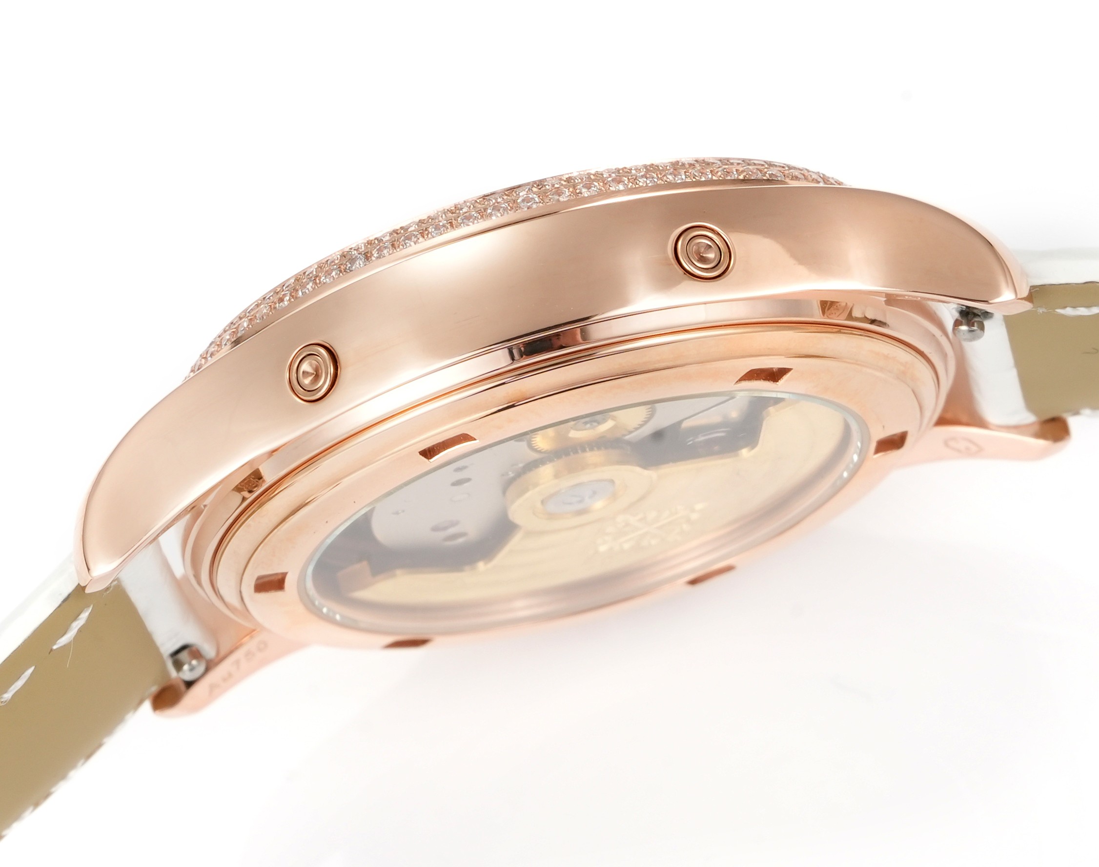 VV Factory 出品 🌐鳄鱼皮送牛皮
2025最新推出 百达翡丽复杂功能时计⌚PP姐妹款,
❤️38mm尺寸 4947G,4947R,4948G,4948R
🧡37mm尺寸 4936G,4936R,4936J,4937G,4937R
搭载多功能的设计,奢华的女士腕表,由众多精美的细节,勾勒出它最美的样子。或装饰以华美的贵金属,或点缀有璀璨的钻石,令人赏心悦目。37和38的表径,11毫米的厚度,上手舒适贴合
【表壳专注】玫瑰金与白金款式,外壳由精钢904 采用EPPT电镀技术
1️⃣【表盘细节】分别有布纹、贝壳、放射等面,真材实料不惜成本复原,数字刻度,💓表耳间距采用官方对版尺寸19-14,历时半年开模研发,不同于市场其他版本19-16表耳尺寸,还原官方标准尺寸✨
2️⃣【镶钻技术】采用“莫桑钻”镶嵌,由于镶嵌难度大,尽可能复原尺寸大小与位置
表径37mm 38mm 厚度11mm
3️⃣采用原装进口9015自动机械 作为基础机芯 复刻Cal.324 S QA LU机芯 复原ZP一样“左”摆臂摆轮
4️⃣日历可快调或顺时跳,
月相一个月转一圈,可快调
5️⃣ 星期由日期带动转跳,可快调
6️⃣ 月份与ZP一样手动调,可快调
7️⃣【表扣】搭配14MM🏹️箭型Patek Philippe原厂级针扣。整扣采用十字卜形为基础必赋予大面积平面及斜边位叠机高光处理,原版三角形例仔,并全部电镀白金,黄金及玫瑰金,最大程度还原质感
8️⃣【表带】采用自然裂纹鳄鱼皮,以及缝线的装饰下更显素雅、优美之感。手动拆卸伸耳,下单即送竹节纹牛皮,🎁10个颜色,任意搭配🌐