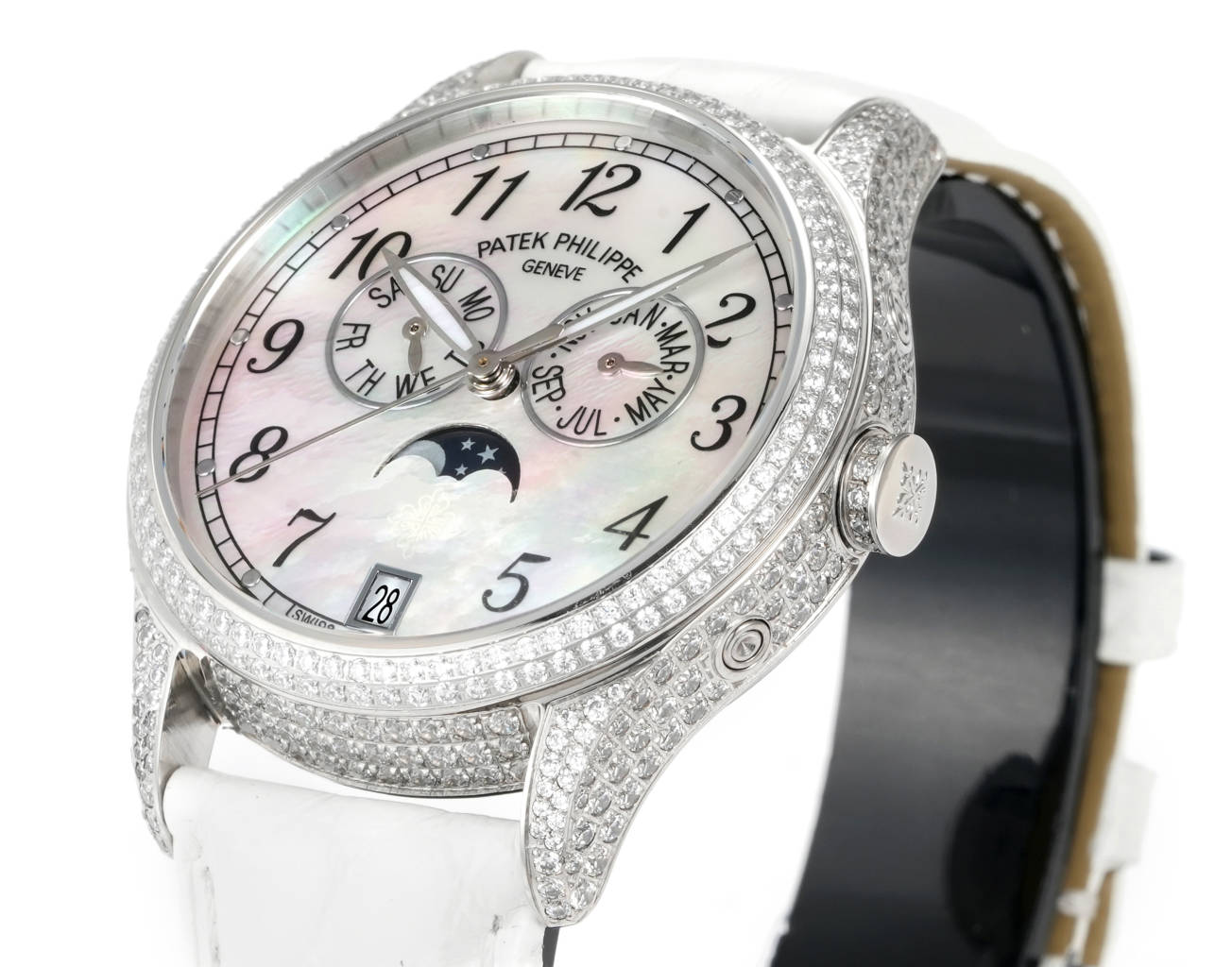 VV Factory 出品 🌐鳄鱼皮送牛皮 
2025最新推出 百达翡丽复杂功能时计⌚PP姐妹款，
❤️38mm尺寸 4947G,4947R,4948G,4948R
🧡37mm尺寸   4936G,4936R,4936J,4937G,4937R 
搭载多功能的设计，奢华的女士腕表，由众多精美的细节，勾勒出它最美的样子。或装饰以华美的贵金属，或点缀有璀璨的钻石，令人赏心悦目。37和38的表径，11毫米的厚度，上手舒适贴合
【表壳专注】玫瑰金与白金款式，外壳由精钢904 采用EPPT电镀技术 
1️⃣【表盘细节】分别有布纹、贝壳、放射等面，真材实料不惜成本复原，数字刻度，💓表耳间距采用官方对版尺寸19-14，历时半年开模研发，不同于市场其他版本19-16表耳尺寸，还原官方标准尺寸✨

2️⃣【镶钻技术】采用“莫桑钻”镶嵌，由于镶嵌难度大，尽可能复原尺寸大小与位置
表径37mm 38mm 厚度11mm

3️⃣采用原装进口9015自动机械 作为基础机芯 复刻Cal.324 S QA LU机芯 复原ZP一样“左”摆臂摆轮
4️⃣日历可快调或顺时跳，
      月相一个月转一圈，可快调
5️⃣  星期由日期带动转跳，可快调
6️⃣ 月份与ZP一样手动调，可快调
7️⃣【表扣】搭配14MM🏹️箭型Patek Philippe原厂级针扣。整扣采用十字卜形为基础必赋予大面积平面及斜边位叠机高光处理，原版三角形例仔，并全部电镀白金，黄金及玫瑰金，最大程度还原质感
8️⃣【表带】采用自然裂纹鳄鱼皮，以及缝线的装饰下更显素雅、优美之感。手动拆卸伸耳，下单即送竹节纹牛皮，🎁10个颜色，任意搭配🌐