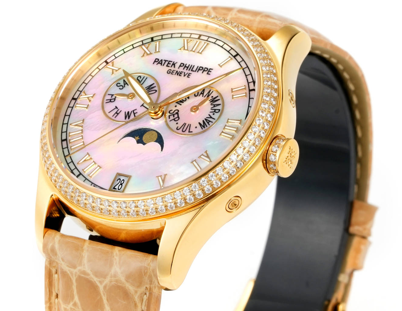 VV Factory 出品 🌐鳄鱼皮送牛皮
2025最新推出 百达翡丽复杂功能时计⌚PP姐妹款,
❤️38mm尺寸 4947G,4947R,4948G,4948R
🧡37mm尺寸 4936G,4936R,4936J,4937G,4937R
搭载多功能的设计,奢华的女士腕表,由众多精美的细节,勾勒出它最美的样子。或装饰以华美的贵金属,或点缀有璀璨的钻石,令人赏心悦目。37和38的表径,11毫米的厚度,上手舒适贴合
【表壳专注】玫瑰金与白金款式,外壳由精钢904 采用EPPT电镀技术
1️⃣【表盘细节】分别有布纹、贝壳、放射等面,真材实料不惜成本复原,数字刻度,💓表耳间距采用官方对版尺寸19-14,历时半年开模研发,不同于市场其他版本19-16表耳尺寸,还原官方标准尺寸✨
2️⃣【镶钻技术】采用“莫桑钻”镶嵌,由于镶嵌难度大,尽可能复原尺寸大小与位置
表径37mm 38mm 厚度11mm
3️⃣采用原装进口9015自动机械 作为基础机芯 复刻Cal.324 S QA LU机芯 复原ZP一样“左”摆臂摆轮
4️⃣日历可快调或顺时跳,
月相一个月转一圈,可快调
5️⃣ 星期由日期带动转跳,可快调
6️⃣ 月份与ZP一样手动调,可快调
7️⃣【表扣】搭配14MM🏹️箭型Patek Philippe原厂级针扣。整扣采用十字卜形为基础必赋予大面积平面及斜边位叠机高光处理,原版三角形例仔,并全部电镀白金,黄金及玫瑰金,最大程度还原质感
8️⃣【表带】采用自然裂纹鳄鱼皮,以及缝线的装饰下更显素雅、优美之感。手动拆卸伸耳,下单即送竹节纹牛皮,🎁10个颜色,任意搭配🌐