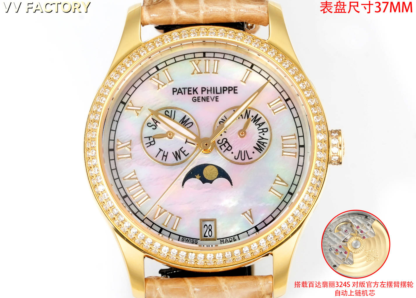 VV Factory 出品 🌐鳄鱼皮送牛皮 
2025最新推出 百达翡丽复杂功能时计⌚PP姐妹款，
❤️38mm尺寸 4947G,4947R,4948G,4948R
🧡37mm尺寸   4936G,4936R,4936J,4937G,4937R 
搭载多功能的设计，奢华的女士腕表，由众多精美的细节，勾勒出它最美的样子。或装饰以华美的贵金属，或点缀有璀璨的钻石，令人赏心悦目。37和38的表径，11毫米的厚度，上手舒适贴合
【表壳专注】玫瑰金与白金款式，外壳由精钢904 采用EPPT电镀技术 
1️⃣【表盘细节】分别有布纹、贝壳、放射等面，真材实料不惜成本复原，数字刻度，💓表耳间距采用官方对版尺寸19-14，历时半年开模研发，不同于市场其他版本19-16表耳尺寸，还原官方标准尺寸✨

2️⃣【镶钻技术】采用“莫桑钻”镶嵌，由于镶嵌难度大，尽可能复原尺寸大小与位置
表径37mm 38mm 厚度11mm

3️⃣采用原装进口9015自动机械 作为基础机芯 复刻Cal.324 S QA LU机芯 复原ZP一样“左”摆臂摆轮
4️⃣日历可快调或顺时跳，
      月相一个月转一圈，可快调
5️⃣  星期由日期带动转跳，可快调
6️⃣ 月份与ZP一样手动调，可快调
7️⃣【表扣】搭配14MM🏹️箭型Patek Philippe原厂级针扣。整扣采用十字卜形为基础必赋予大面积平面及斜边位叠机高光处理，原版三角形例仔，并全部电镀白金，黄金及玫瑰金，最大程度还原质感
8️⃣【表带】采用自然裂纹鳄鱼皮，以及缝线的装饰下更显素雅、优美之感。手动拆卸伸耳，下单即送竹节纹牛皮，🎁10个颜色，任意搭配🌐