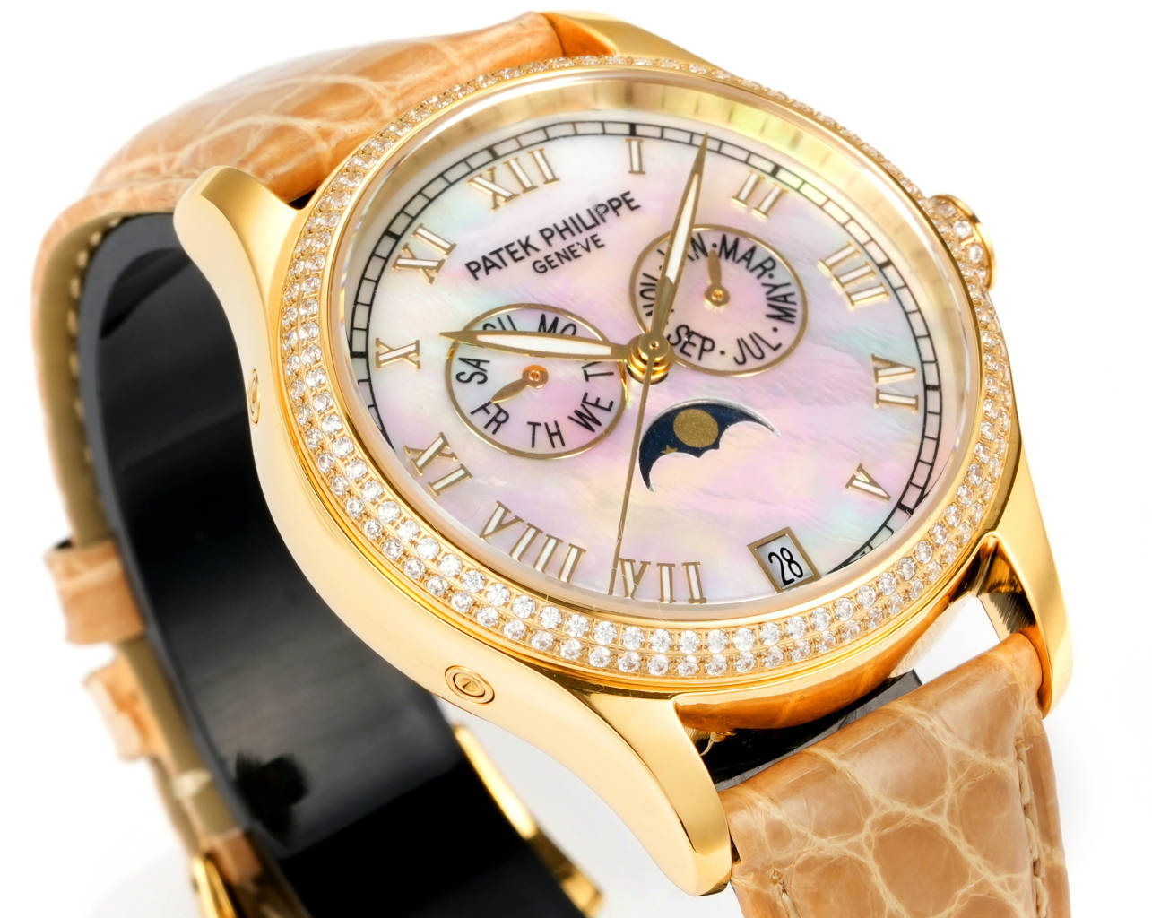 VV Factory 出品 🌐鳄鱼皮送牛皮
2025最新推出 百达翡丽复杂功能时计⌚PP姐妹款,
❤️38mm尺寸 4947G,4947R,4948G,4948R
🧡37mm尺寸 4936G,4936R,4936J,4937G,4937R
搭载多功能的设计,奢华的女士腕表,由众多精美的细节,勾勒出它最美的样子。或装饰以华美的贵金属,或点缀有璀璨的钻石,令人赏心悦目。37和38的表径,11毫米的厚度,上手舒适贴合
【表壳专注】玫瑰金与白金款式,外壳由精钢904 采用EPPT电镀技术
1️⃣【表盘细节】分别有布纹、贝壳、放射等面,真材实料不惜成本复原,数字刻度,💓表耳间距采用官方对版尺寸19-14,历时半年开模研发,不同于市场其他版本19-16表耳尺寸,还原官方标准尺寸✨
2️⃣【镶钻技术】采用“莫桑钻”镶嵌,由于镶嵌难度大,尽可能复原尺寸大小与位置
表径37mm 38mm 厚度11mm
3️⃣采用原装进口9015自动机械 作为基础机芯 复刻Cal.324 S QA LU机芯 复原ZP一样“左”摆臂摆轮
4️⃣日历可快调或顺时跳,
月相一个月转一圈,可快调
5️⃣ 星期由日期带动转跳,可快调
6️⃣ 月份与ZP一样手动调,可快调
7️⃣【表扣】搭配14MM🏹️箭型Patek Philippe原厂级针扣。整扣采用十字卜形为基础必赋予大面积平面及斜边位叠机高光处理,原版三角形例仔,并全部电镀白金,黄金及玫瑰金,最大程度还原质感
8️⃣【表带】采用自然裂纹鳄鱼皮,以及缝线的装饰下更显素雅、优美之感。手动拆卸伸耳,下单即送竹节纹牛皮,🎁10个颜色,任意搭配🌐