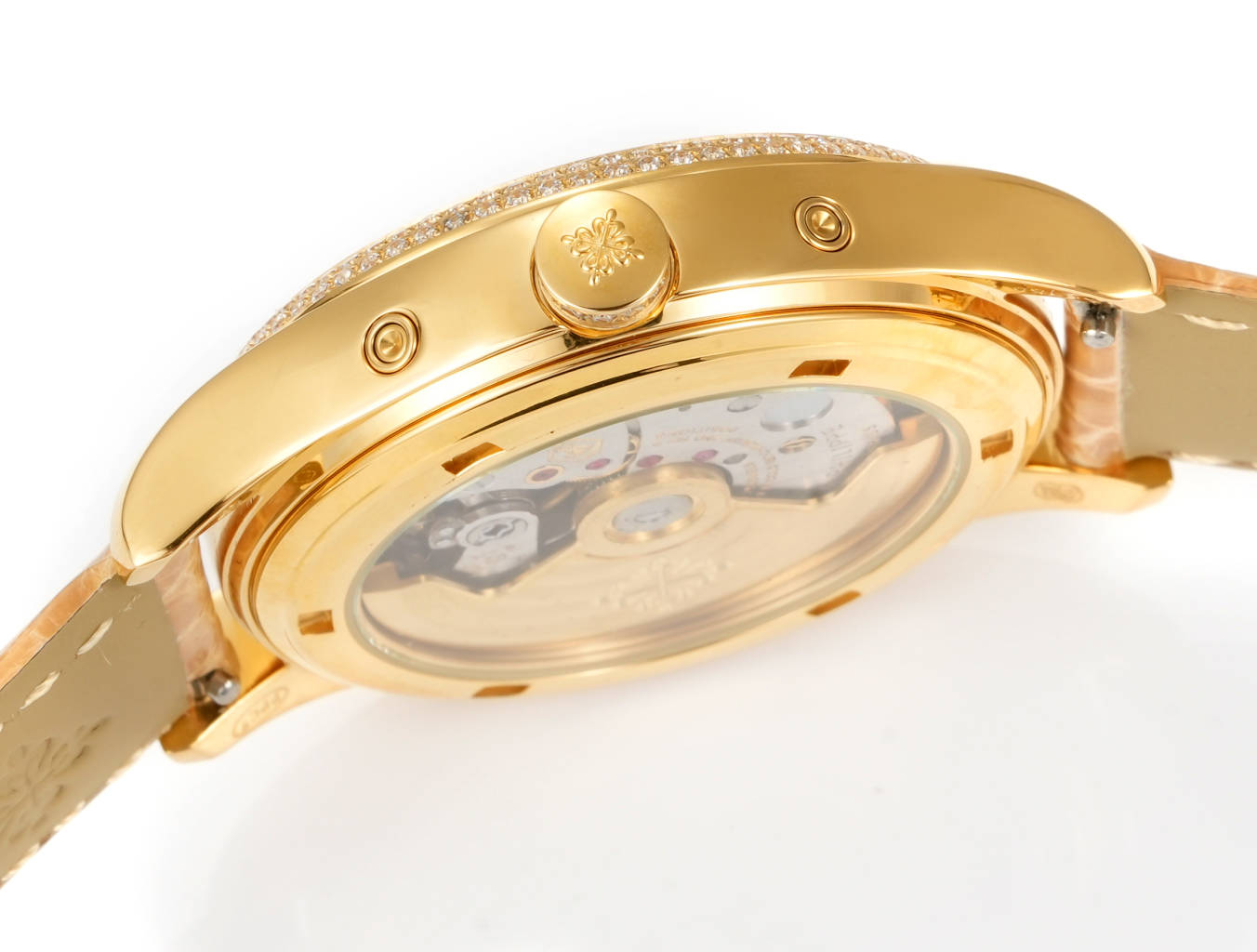 VV Factory 出品 🌐鳄鱼皮送牛皮
2025最新推出 百达翡丽复杂功能时计⌚PP姐妹款,
❤️38mm尺寸 4947G,4947R,4948G,4948R
🧡37mm尺寸 4936G,4936R,4936J,4937G,4937R
搭载多功能的设计,奢华的女士腕表,由众多精美的细节,勾勒出它最美的样子。或装饰以华美的贵金属,或点缀有璀璨的钻石,令人赏心悦目。37和38的表径,11毫米的厚度,上手舒适贴合
【表壳专注】玫瑰金与白金款式,外壳由精钢904 采用EPPT电镀技术
1️⃣【表盘细节】分别有布纹、贝壳、放射等面,真材实料不惜成本复原,数字刻度,💓表耳间距采用官方对版尺寸19-14,历时半年开模研发,不同于市场其他版本19-16表耳尺寸,还原官方标准尺寸✨
2️⃣【镶钻技术】采用“莫桑钻”镶嵌,由于镶嵌难度大,尽可能复原尺寸大小与位置
表径37mm 38mm 厚度11mm
3️⃣采用原装进口9015自动机械 作为基础机芯 复刻Cal.324 S QA LU机芯 复原ZP一样“左”摆臂摆轮
4️⃣日历可快调或顺时跳,
月相一个月转一圈,可快调
5️⃣ 星期由日期带动转跳,可快调
6️⃣ 月份与ZP一样手动调,可快调
7️⃣【表扣】搭配14MM🏹️箭型Patek Philippe原厂级针扣。整扣采用十字卜形为基础必赋予大面积平面及斜边位叠机高光处理,原版三角形例仔,并全部电镀白金,黄金及玫瑰金,最大程度还原质感
8️⃣【表带】采用自然裂纹鳄鱼皮,以及缝线的装饰下更显素雅、优美之感。手动拆卸伸耳,下单即送竹节纹牛皮,🎁10个颜色,任意搭配🌐