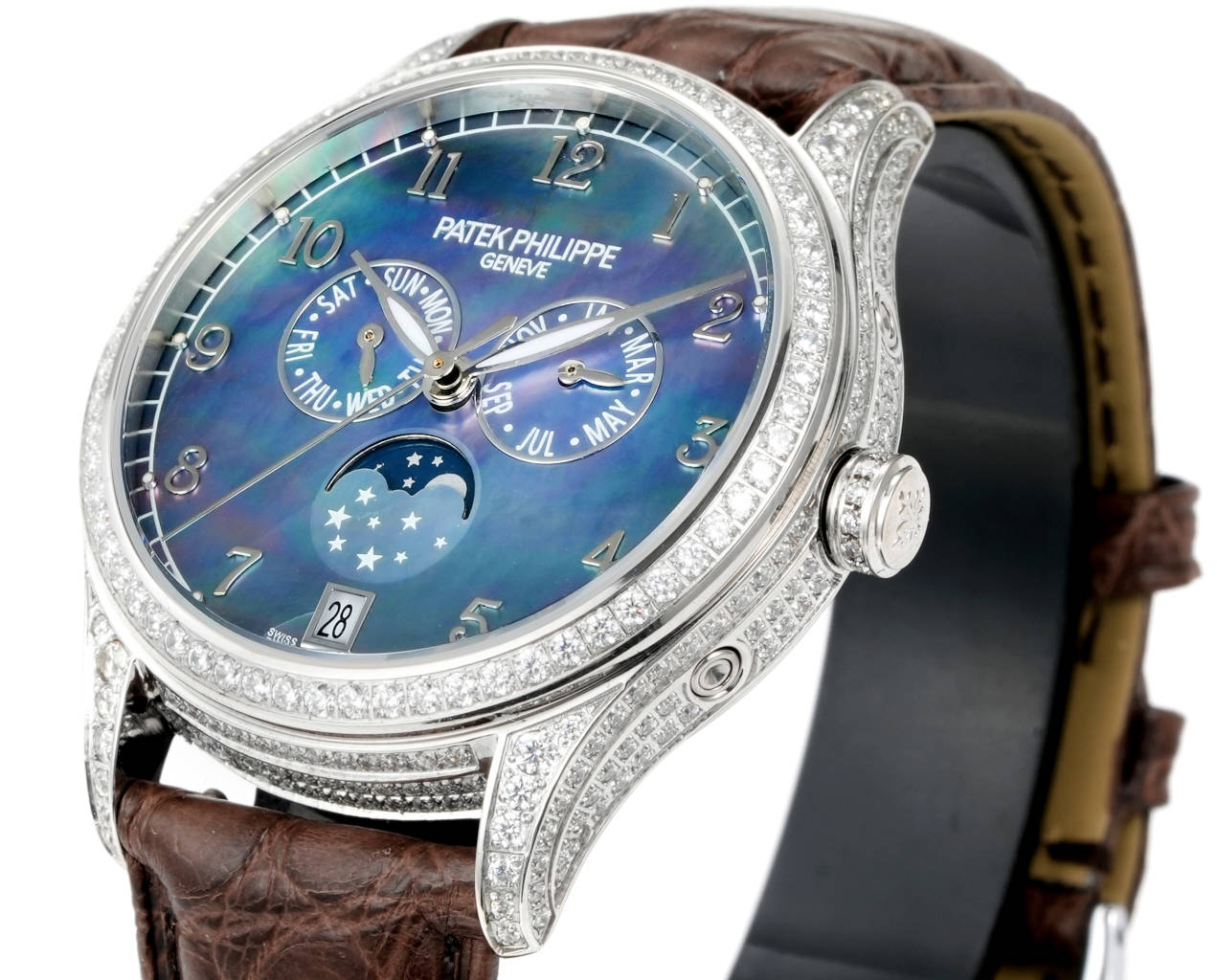 VV Factory 出品 🌐鳄鱼皮送牛皮 
2025最新推出 百达翡丽复杂功能时计⌚PP姐妹款，
❤️38mm尺寸 4947G,4947R,4948G,4948R
🧡37mm尺寸   4936G,4936R,4936J,4937G,4937R 
搭载多功能的设计，奢华的女士腕表，由众多精美的细节，勾勒出它最美的样子。或装饰以华美的贵金属，或点缀有璀璨的钻石，令人赏心悦目。37和38的表径，11毫米的厚度，上手舒适贴合
【表壳专注】玫瑰金与白金款式，外壳由精钢904 采用EPPT电镀技术 
1️⃣【表盘细节】分别有布纹、贝壳、放射等面，真材实料不惜成本复原，数字刻度，💓表耳间距采用官方对版尺寸19-14，历时半年开模研发，不同于市场其他版本19-16表耳尺寸，还原官方标准尺寸✨

2️⃣【镶钻技术】采用“莫桑钻”镶嵌，由于镶嵌难度大，尽可能复原尺寸大小与位置
表径37mm 38mm 厚度11mm

3️⃣采用原装进口9015自动机械 作为基础机芯 复刻Cal.324 S QA LU机芯 复原ZP一样“左”摆臂摆轮
4️⃣日历可快调或顺时跳，
      月相一个月转一圈，可快调
5️⃣  星期由日期带动转跳，可快调
6️⃣ 月份与ZP一样手动调，可快调
7️⃣【表扣】搭配14MM🏹️箭型Patek Philippe原厂级针扣。整扣采用十字卜形为基础必赋予大面积平面及斜边位叠机高光处理，原版三角形例仔，并全部电镀白金，黄金及玫瑰金，最大程度还原质感
8️⃣【表带】采用自然裂纹鳄鱼皮，以及缝线的装饰下更显素雅、优美之感。手动拆卸伸耳，下单即送竹节纹牛皮，🎁10个颜色，任意搭配🌐