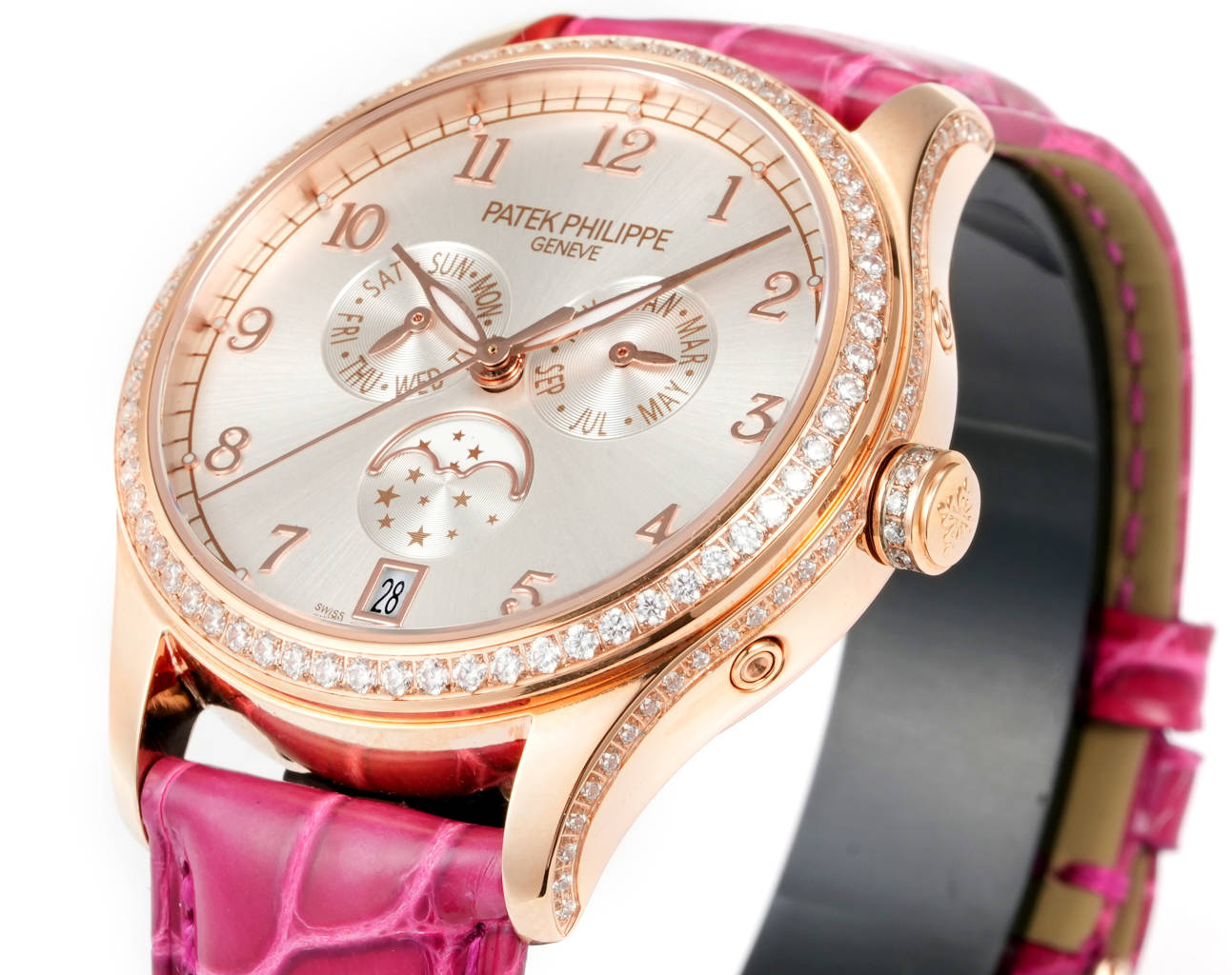 VV Factory 出品 🌐鳄鱼皮送牛皮 
2025最新推出 百达翡丽复杂功能时计⌚PP姐妹款，
❤️38mm尺寸 4947G,4947R,4948G,4948R
🧡37mm尺寸   4936G,4936R,4936J,4937G,4937R 
搭载多功能的设计，奢华的女士腕表，由众多精美的细节，勾勒出它最美的样子。或装饰以华美的贵金属，或点缀有璀璨的钻石，令人赏心悦目。37和38的表径，11毫米的厚度，上手舒适贴合
【表壳专注】玫瑰金与白金款式，外壳由精钢904 采用EPPT电镀技术 
1️⃣【表盘细节】分别有布纹、贝壳、放射等面，真材实料不惜成本复原，数字刻度，💓表耳间距采用官方对版尺寸19-14，历时半年开模研发，不同于市场其他版本19-16表耳尺寸，还原官方标准尺寸✨

2️⃣【镶钻技术】采用“莫桑钻”镶嵌，由于镶嵌难度大，尽可能复原尺寸大小与位置
表径37mm 38mm 厚度11mm

3️⃣采用原装进口9015自动机械 作为基础机芯 复刻Cal.324 S QA LU机芯 复原ZP一样“左”摆臂摆轮
4️⃣日历可快调或顺时跳，
      月相一个月转一圈，可快调
5️⃣  星期由日期带动转跳，可快调
6️⃣ 月份与ZP一样手动调，可快调
7️⃣【表扣】搭配14MM🏹️箭型Patek Philippe原厂级针扣。整扣采用十字卜形为基础必赋予大面积平面及斜边位叠机高光处理，原版三角形例仔，并全部电镀白金，黄金及玫瑰金，最大程度还原质感
8️⃣【表带】采用自然裂纹鳄鱼皮，以及缝线的装饰下更显素雅、优美之感。手动拆卸伸耳，下单即送竹节纹牛皮，🎁10个颜色，任意搭配🌐