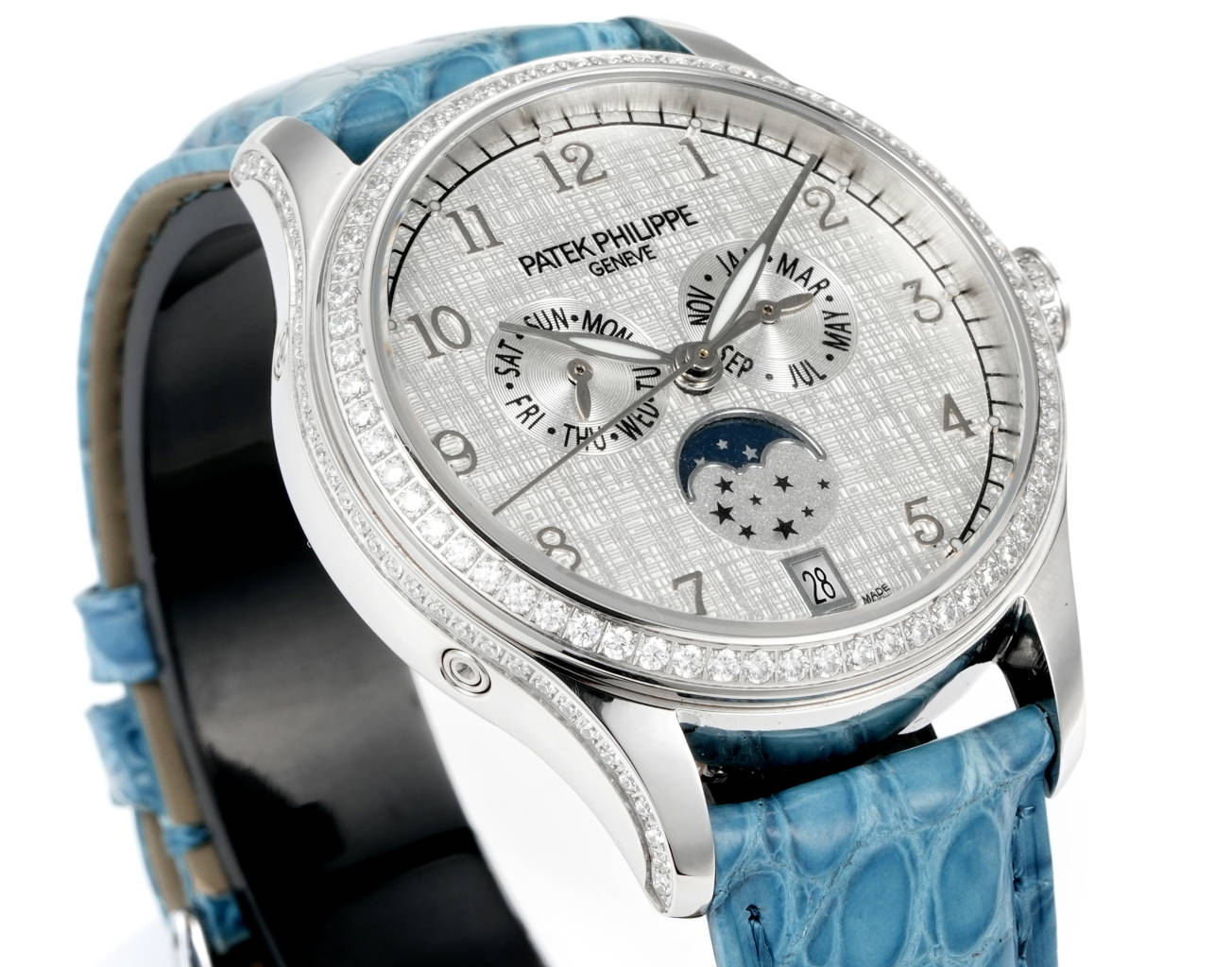 VV Factory 出品 🌐鳄鱼皮送牛皮
2025最新推出 百达翡丽复杂功能时计⌚PP姐妹款,
❤️38mm尺寸 4947G,4947R,4948G,4948R
🧡37mm尺寸 4936G,4936R,4936J,4937G,4937R
搭载多功能的设计,奢华的女士腕表,由众多精美的细节,勾勒出它最美的样子。或装饰以华美的贵金属,或点缀有璀璨的钻石,令人赏心悦目。37和38的表径,11毫米的厚度,上手舒适贴合
【表壳专注】玫瑰金与白金款式,外壳由精钢904 采用EPPT电镀技术
1️⃣【表盘细节】分别有布纹、贝壳、放射等面,真材实料不惜成本复原,数字刻度,💓表耳间距采用官方对版尺寸19-14,历时半年开模研发,不同于市场其他版本19-16表耳尺寸,还原官方标准尺寸✨
2️⃣【镶钻技术】采用“莫桑钻”镶嵌,由于镶嵌难度大,尽可能复原尺寸大小与位置
表径37mm 38mm 厚度11mm
3️⃣采用原装进口9015自动机械 作为基础机芯 复刻Cal.324 S QA LU机芯 复原ZP一样“左”摆臂摆轮
4️⃣日历可快调或顺时跳,
月相一个月转一圈,可快调
5️⃣ 星期由日期带动转跳,可快调
6️⃣ 月份与ZP一样手动调,可快调
7️⃣【表扣】搭配14MM🏹️箭型Patek Philippe原厂级针扣。整扣采用十字卜形为基础必赋予大面积平面及斜边位叠机高光处理,原版三角形例仔,并全部电镀白金,黄金及玫瑰金,最大程度还原质感
8️⃣【表带】采用自然裂纹鳄鱼皮,以及缝线的装饰下更显素雅、优美之感。手动拆卸伸耳,下单即送竹节纹牛皮,🎁10个颜色,任意搭配🌐