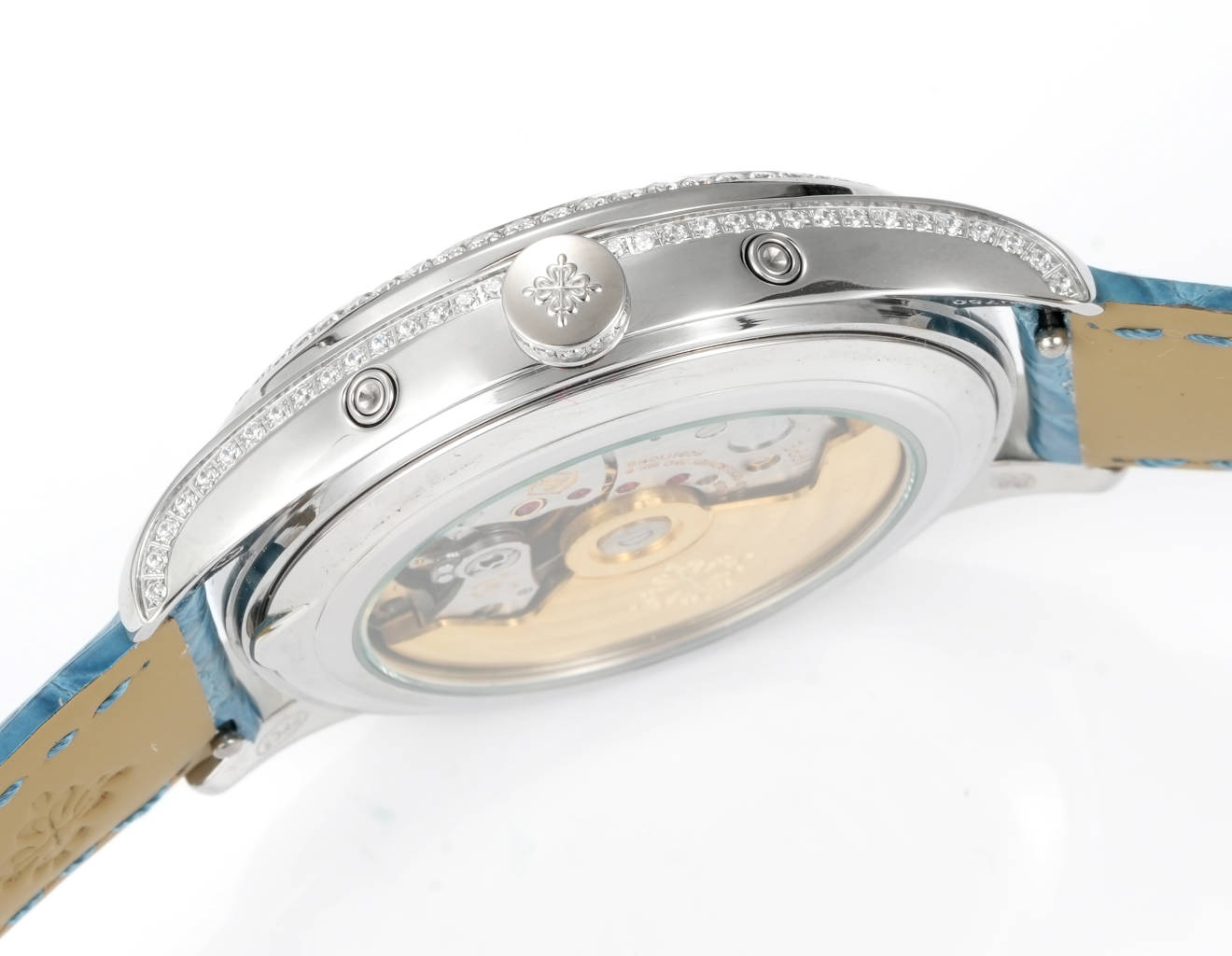 VV Factory 出品 🌐鳄鱼皮送牛皮
2025最新推出 百达翡丽复杂功能时计⌚PP姐妹款,
❤️38mm尺寸 4947G,4947R,4948G,4948R
🧡37mm尺寸 4936G,4936R,4936J,4937G,4937R
搭载多功能的设计,奢华的女士腕表,由众多精美的细节,勾勒出它最美的样子。或装饰以华美的贵金属,或点缀有璀璨的钻石,令人赏心悦目。37和38的表径,11毫米的厚度,上手舒适贴合
【表壳专注】玫瑰金与白金款式,外壳由精钢904 采用EPPT电镀技术
1️⃣【表盘细节】分别有布纹、贝壳、放射等面,真材实料不惜成本复原,数字刻度,💓表耳间距采用官方对版尺寸19-14,历时半年开模研发,不同于市场其他版本19-16表耳尺寸,还原官方标准尺寸✨
2️⃣【镶钻技术】采用“莫桑钻”镶嵌,由于镶嵌难度大,尽可能复原尺寸大小与位置
表径37mm 38mm 厚度11mm
3️⃣采用原装进口9015自动机械 作为基础机芯 复刻Cal.324 S QA LU机芯 复原ZP一样“左”摆臂摆轮
4️⃣日历可快调或顺时跳,
月相一个月转一圈,可快调
5️⃣ 星期由日期带动转跳,可快调
6️⃣ 月份与ZP一样手动调,可快调
7️⃣【表扣】搭配14MM🏹️箭型Patek Philippe原厂级针扣。整扣采用十字卜形为基础必赋予大面积平面及斜边位叠机高光处理,原版三角形例仔,并全部电镀白金,黄金及玫瑰金,最大程度还原质感
8️⃣【表带】采用自然裂纹鳄鱼皮,以及缝线的装饰下更显素雅、优美之感。手动拆卸伸耳,下单即送竹节纹牛皮,🎁10个颜色,任意搭配🌐