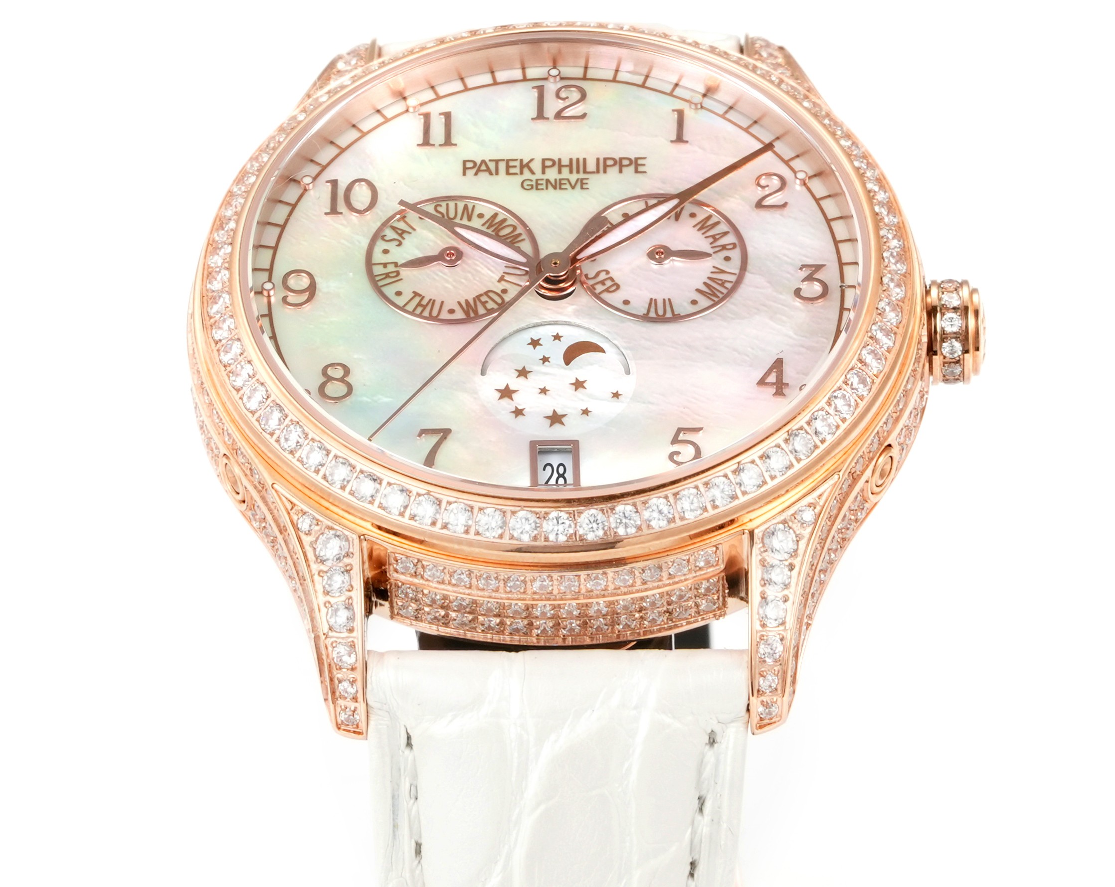 VV Factory 出品 🌐鳄鱼皮送牛皮
2025最新推出 百达翡丽复杂功能时计⌚PP姐妹款,
❤️38mm尺寸 4947G,4947R,4948G,4948R
🧡37mm尺寸 4936G,4936R,4936J,4937G,4937R
搭载多功能的设计,奢华的女士腕表,由众多精美的细节,勾勒出它最美的样子。或装饰以华美的贵金属,或点缀有璀璨的钻石,令人赏心悦目。37和38的表径,11毫米的厚度,上手舒适贴合
【表壳专注】玫瑰金与白金款式,外壳由精钢904 采用EPPT电镀技术
1️⃣【表盘细节】分别有布纹、贝壳、放射等面,真材实料不惜成本复原,数字刻度,💓表耳间距采用官方对版尺寸19-14,历时半年开模研发,不同于市场其他版本19-16表耳尺寸,还原官方标准尺寸✨
2️⃣【镶钻技术】采用“莫桑钻”镶嵌,由于镶嵌难度大,尽可能复原尺寸大小与位置
表径37mm 38mm 厚度11mm
3️⃣采用原装进口9015自动机械 作为基础机芯 复刻Cal.324 S QA LU机芯 复原ZP一样“左”摆臂摆轮
4️⃣日历可快调或顺时跳,
月相一个月转一圈,可快调
5️⃣ 星期由日期带动转跳,可快调
6️⃣ 月份与ZP一样手动调,可快调
7️⃣【表扣】搭配14MM🏹️箭型Patek Philippe原厂级针扣。整扣采用十字卜形为基础必赋予大面积平面及斜边位叠机高光处理,原版三角形例仔,并全部电镀白金,黄金及玫瑰金,最大程度还原质感
8️⃣【表带】采用自然裂纹鳄鱼皮,以及缝线的装饰下更显素雅、优美之感。手动拆卸伸耳,下单即送竹节纹牛皮,🎁10个颜色,任意搭配🌐