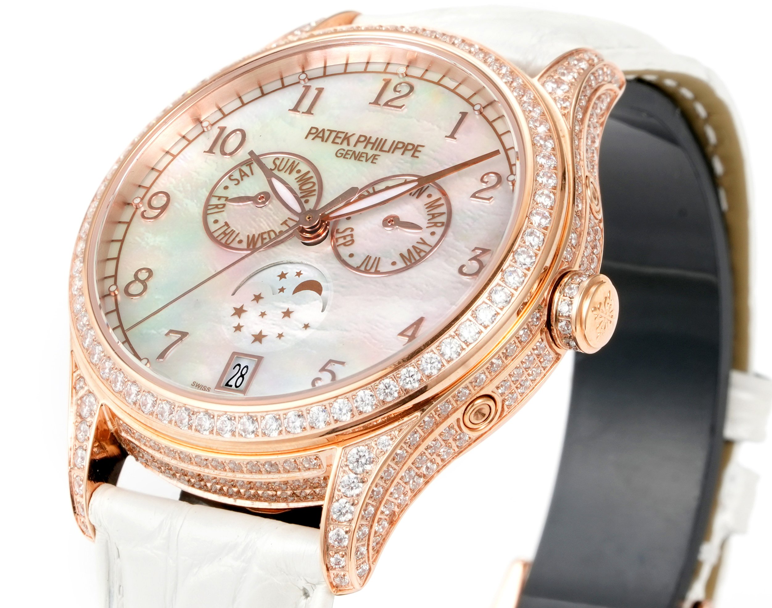 VV Factory 出品 🌐鳄鱼皮送牛皮 
2025最新推出 百达翡丽复杂功能时计⌚PP姐妹款，
❤️38mm尺寸 4947G,4947R,4948G,4948R
🧡37mm尺寸   4936G,4936R,4936J,4937G,4937R 
搭载多功能的设计，奢华的女士腕表，由众多精美的细节，勾勒出它最美的样子。或装饰以华美的贵金属，或点缀有璀璨的钻石，令人赏心悦目。37和38的表径，11毫米的厚度，上手舒适贴合
【表壳专注】玫瑰金与白金款式，外壳由精钢904 采用EPPT电镀技术 
1️⃣【表盘细节】分别有布纹、贝壳、放射等面，真材实料不惜成本复原，数字刻度，💓表耳间距采用官方对版尺寸19-14，历时半年开模研发，不同于市场其他版本19-16表耳尺寸，还原官方标准尺寸✨

2️⃣【镶钻技术】采用“莫桑钻”镶嵌，由于镶嵌难度大，尽可能复原尺寸大小与位置
表径37mm 38mm 厚度11mm

3️⃣采用原装进口9015自动机械 作为基础机芯 复刻Cal.324 S QA LU机芯 复原ZP一样“左”摆臂摆轮
4️⃣日历可快调或顺时跳，
      月相一个月转一圈，可快调
5️⃣  星期由日期带动转跳，可快调
6️⃣ 月份与ZP一样手动调，可快调
7️⃣【表扣】搭配14MM🏹️箭型Patek Philippe原厂级针扣。整扣采用十字卜形为基础必赋予大面积平面及斜边位叠机高光处理，原版三角形例仔，并全部电镀白金，黄金及玫瑰金，最大程度还原质感
8️⃣【表带】采用自然裂纹鳄鱼皮，以及缝线的装饰下更显素雅、优美之感。手动拆卸伸耳，下单即送竹节纹牛皮，🎁10个颜色，任意搭配🌐