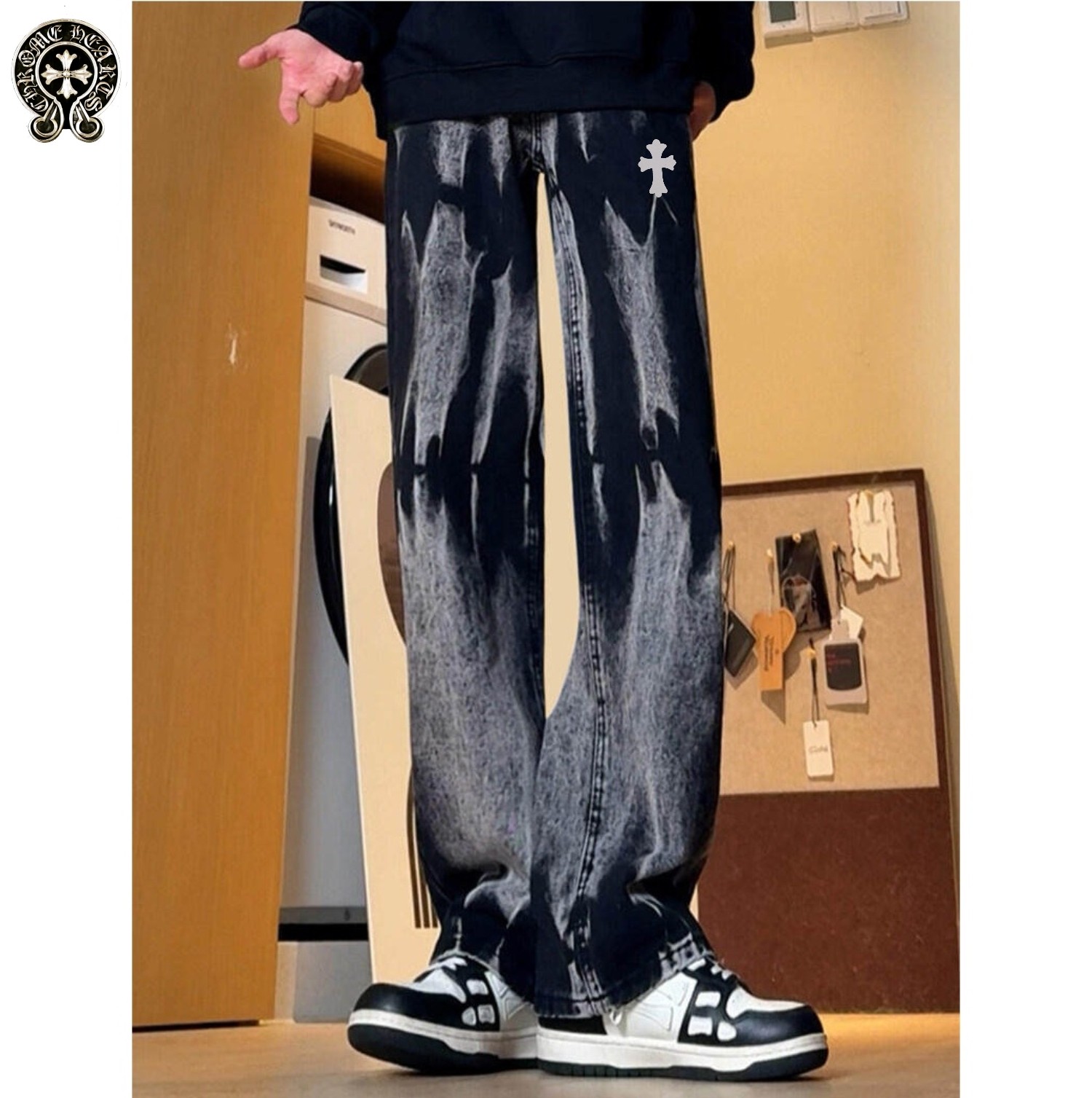 ❇️ 上新 !! 💰 145 !!!
🌈 克罗心Chrome Hearts 美式高街重工扎染时尚潮流牛仔裤 男女潮货
设计灵感源于哥特泰银式的设计风格 融合摇滚朋克 街头嘻哈等低调的奢华风∽
采用国际进口优质牛仔面料 百洗不裂 不变形 耐磨性高 色牢度牢等特点 穿着舒适 透气 有坠感 ∽
宽松版型 前幅缀以品牌的招牌星标图案logo采用立体拼贴刺绣工艺 全身专机走线紧密平顺 堪称绝对的重工之作 挑战古板的传统服装 有了一个更自然 放松 更时髦 个性的新选择 ∽
Colour:黑色
Size: M - L - XL - 2XL - 3XL