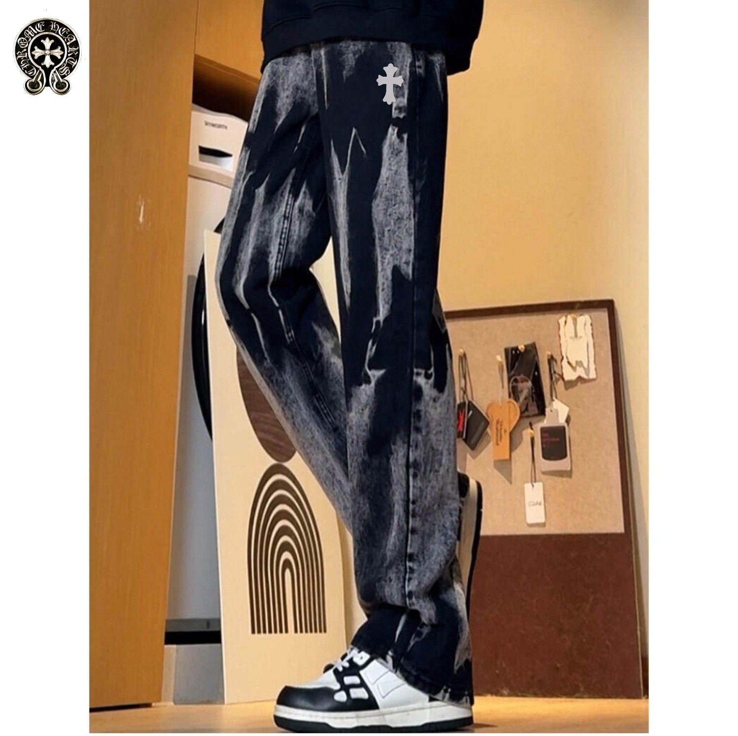 ❇️ 上新 !! 💰 145 !!!
🌈 克罗心Chrome Hearts 美式高街重工扎染时尚潮流牛仔裤 男女潮货
设计灵感源于哥特泰银式的设计风格 融合摇滚朋克 街头嘻哈等低调的奢华风∽
采用国际进口优质牛仔面料 百洗不裂 不变形 耐磨性高 色牢度牢等特点 穿着舒适 透气 有坠感 ∽
宽松版型 前幅缀以品牌的招牌星标图案logo采用立体拼贴刺绣工艺 全身专机走线紧密平顺 堪称绝对的重工之作 挑战古板的传统服装 有了一个更自然 放松 更时髦 个性的新选择 ∽
Colour:黑色
Size: M - L - XL - 2XL - 3XL