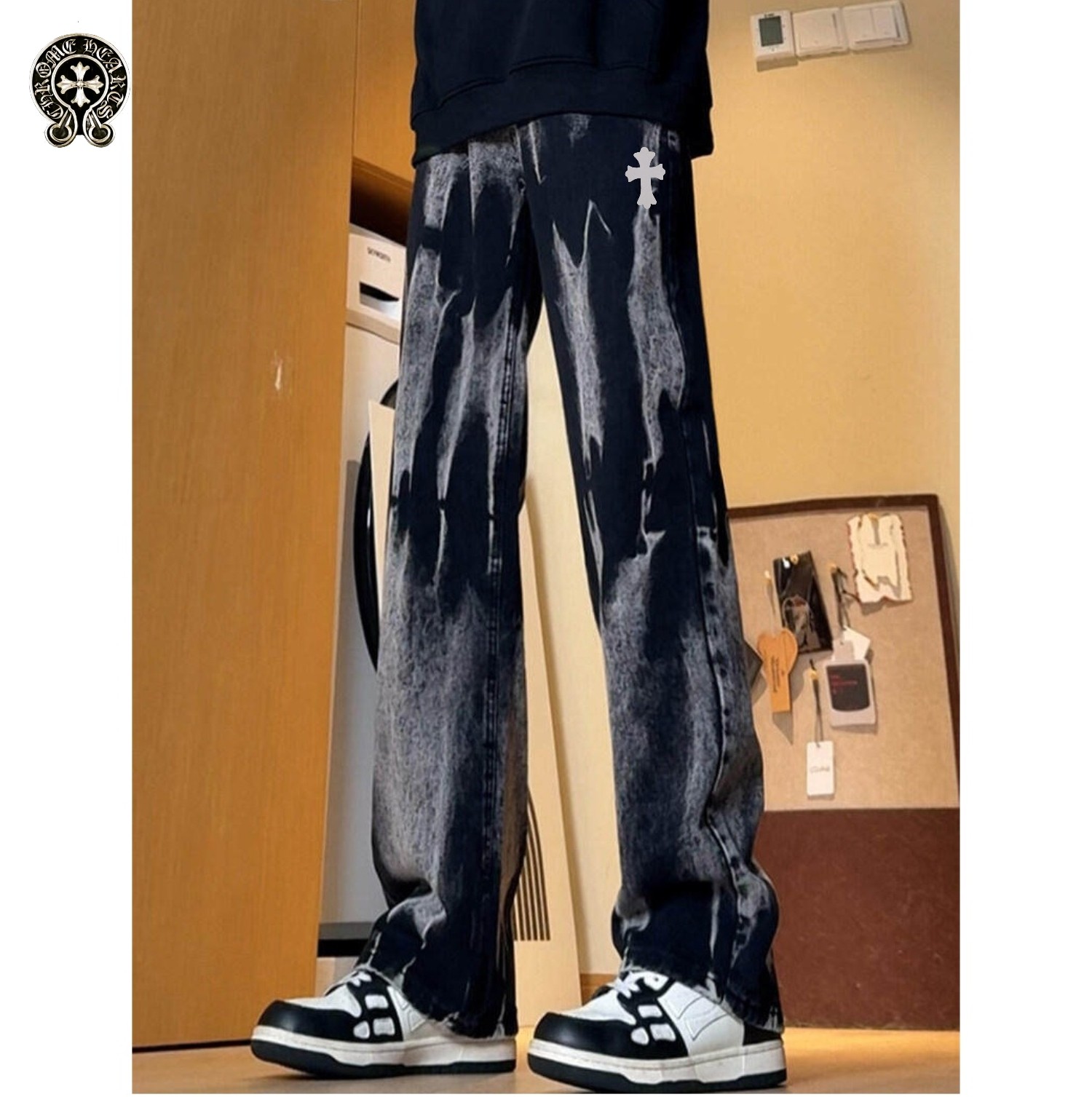❇️ 上新 !! 💰 145 !!!
🌈 克罗心Chrome Hearts 美式高街重工扎染时尚潮流牛仔裤 男女潮货
设计灵感源于哥特泰银式的设计风格 融合摇滚朋克 街头嘻哈等低调的奢华风∽
采用国际进口优质牛仔面料 百洗不裂 不变形 耐磨性高 色牢度牢等特点 穿着舒适 透气 有坠感 ∽
宽松版型 前幅缀以品牌的招牌星标图案logo采用立体拼贴刺绣工艺 全身专机走线紧密平顺 堪称绝对的重工之作 挑战古板的传统服装 有了一个更自然 放松 更时髦 个性的新选择 ∽
Colour:黑色
Size: M - L - XL - 2XL - 3XL
