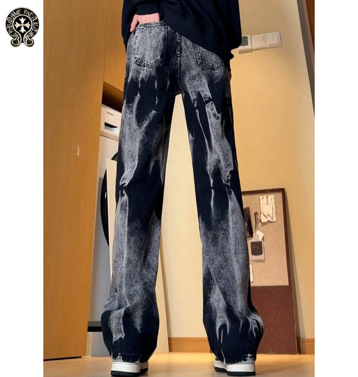 ❇️ 上新 !! 💰 145 !!!
🌈 克罗心Chrome Hearts 美式高街重工扎染时尚潮流牛仔裤 男女潮货
设计灵感源于哥特泰银式的设计风格 融合摇滚朋克 街头嘻哈等低调的奢华风∽
采用国际进口优质牛仔面料 百洗不裂 不变形 耐磨性高 色牢度牢等特点 穿着舒适 透气 有坠感 ∽
宽松版型 前幅缀以品牌的招牌星标图案logo采用立体拼贴刺绣工艺 全身专机走线紧密平顺 堪称绝对的重工之作 挑战古板的传统服装 有了一个更自然 放松 更时髦 个性的新选择 ∽
Colour:黑色
Size: M - L - XL - 2XL - 3XL