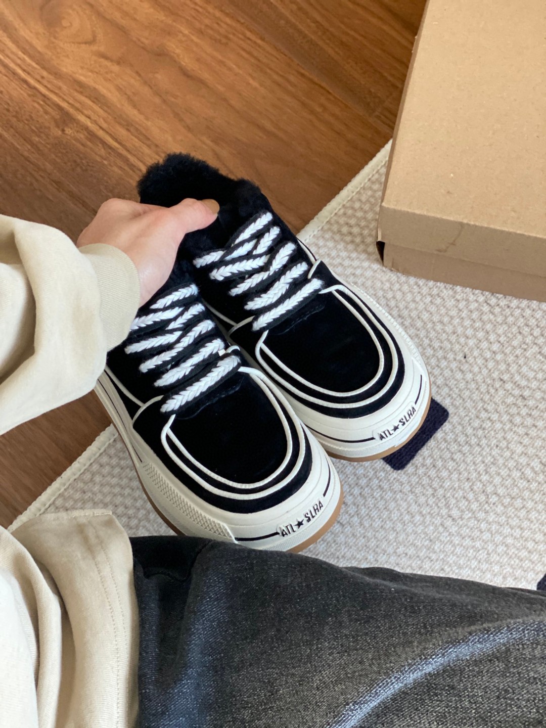 双11预热特惠🔥CX专供 独家纯原 【UGG】原×× 麻绳小跑 UGG新款麻绳小跑系带女鞋. 鞋面A级猪八革 澳洲进口羊毛内里 防滑大底 一款轻盈时尚百搭的鞋子 三色:白色.栗色 黑色.秋冬搭配不臃肿