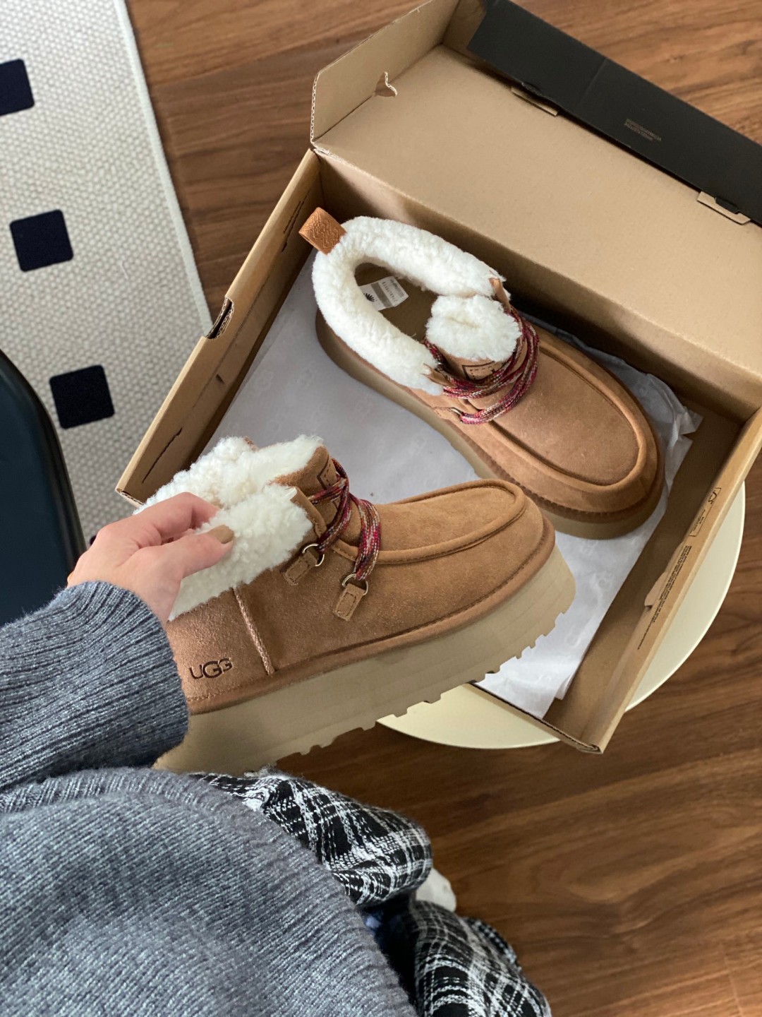 细节图
.
.
.
.
🔥双11预热特惠🔥CX专供 独家纯原
【UGG】原xx
芙卡拉  3954
新款夫卡拉系带款，美拉德风！延续了方克特靴的舒适百搭，鞋口毛茸茸设计，温暖又时尚翻毛皮鞋面，10mm波纹羊皮里衬厚底拉长腿部线条
两色选 黑色。栗色。
⚠️码数35-40