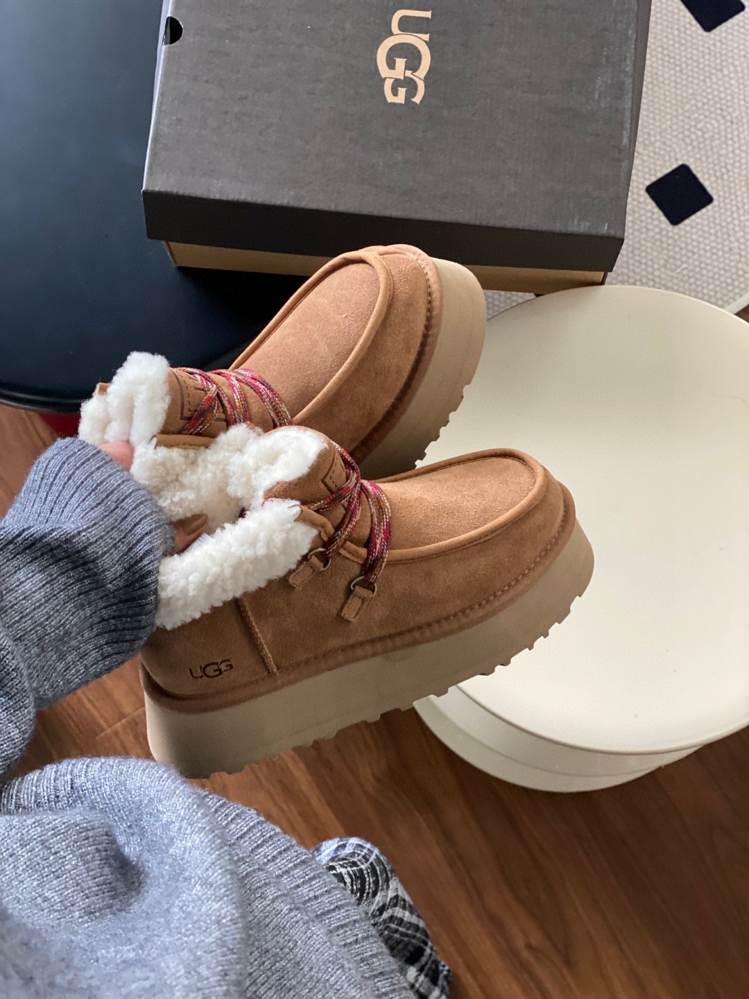 细节图
.
.
.
.
🔥双11预热特惠🔥CX专供 独家纯原
【UGG】原xx
芙卡拉  3954
新款夫卡拉系带款，美拉德风！延续了方克特靴的舒适百搭，鞋口毛茸茸设计，温暖又时尚翻毛皮鞋面，10mm波纹羊皮里衬厚底拉长腿部线条
两色选 黑色。栗色。
⚠️码数35-40