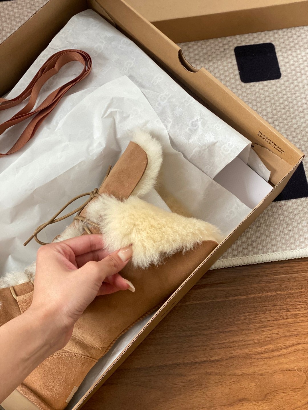 实拍视频
.
.
.
.
🔥双11预热特惠🔥CX专供 独家纯原
【UGG】原××
高靴骑士  系带  0902
UGG系带骑士靴全网都在穿的女神高靴安排上了，被很多ins小姐姐的穿搭吸引，怕冷星人可入，两种穿法，附赠一副油蜡鞋带！
颜色：栗色 
码数35-40