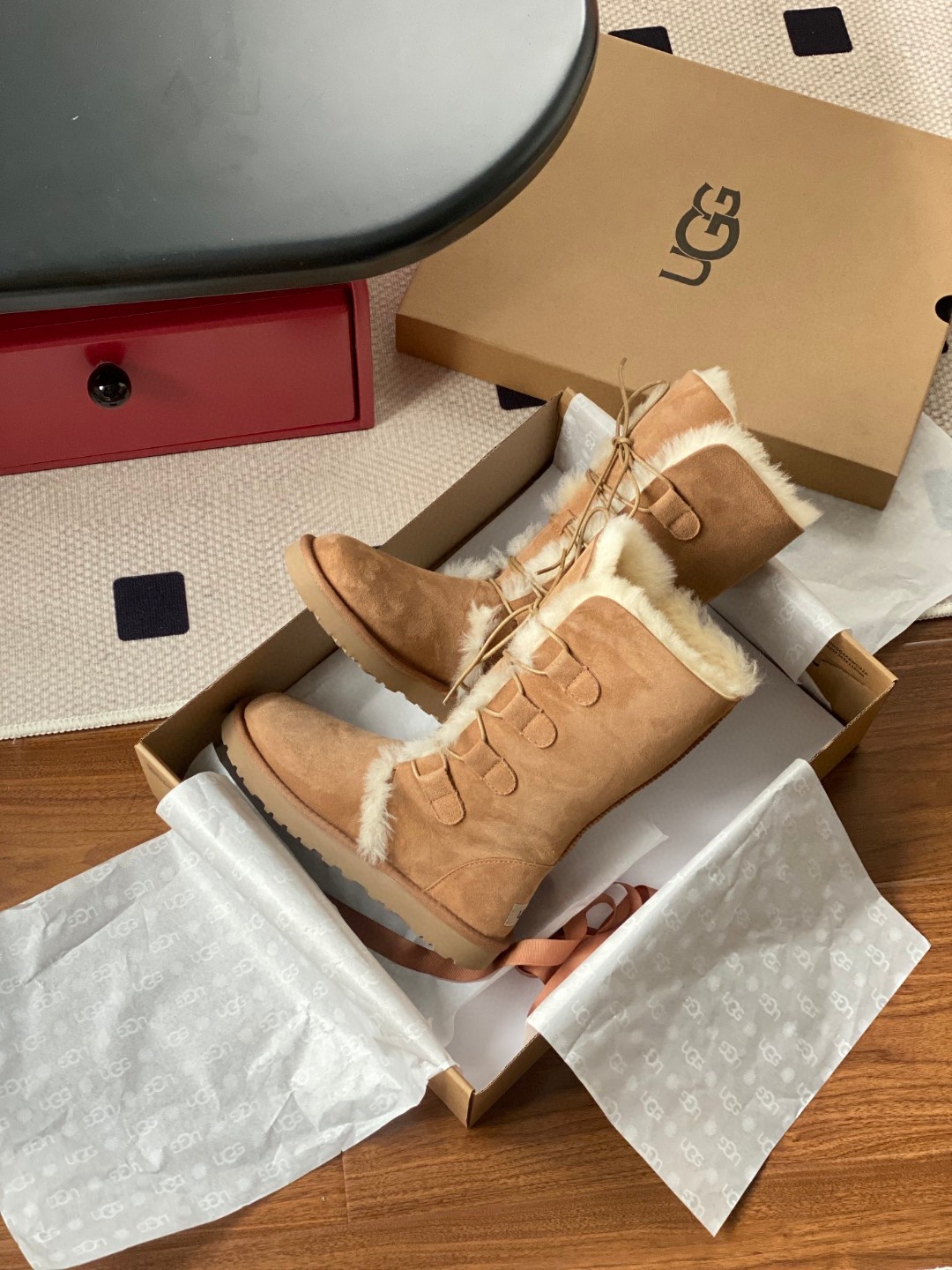 实拍视频
.
.
.
.
🔥双11预热特惠🔥CX专供 独家纯原
【UGG】原××
高靴骑士  系带  0902
UGG系带骑士靴全网都在穿的女神高靴安排上了，被很多ins小姐姐的穿搭吸引，怕冷星人可入，两种穿法，附赠一副油蜡鞋带！
颜色：栗色 
码数35-40