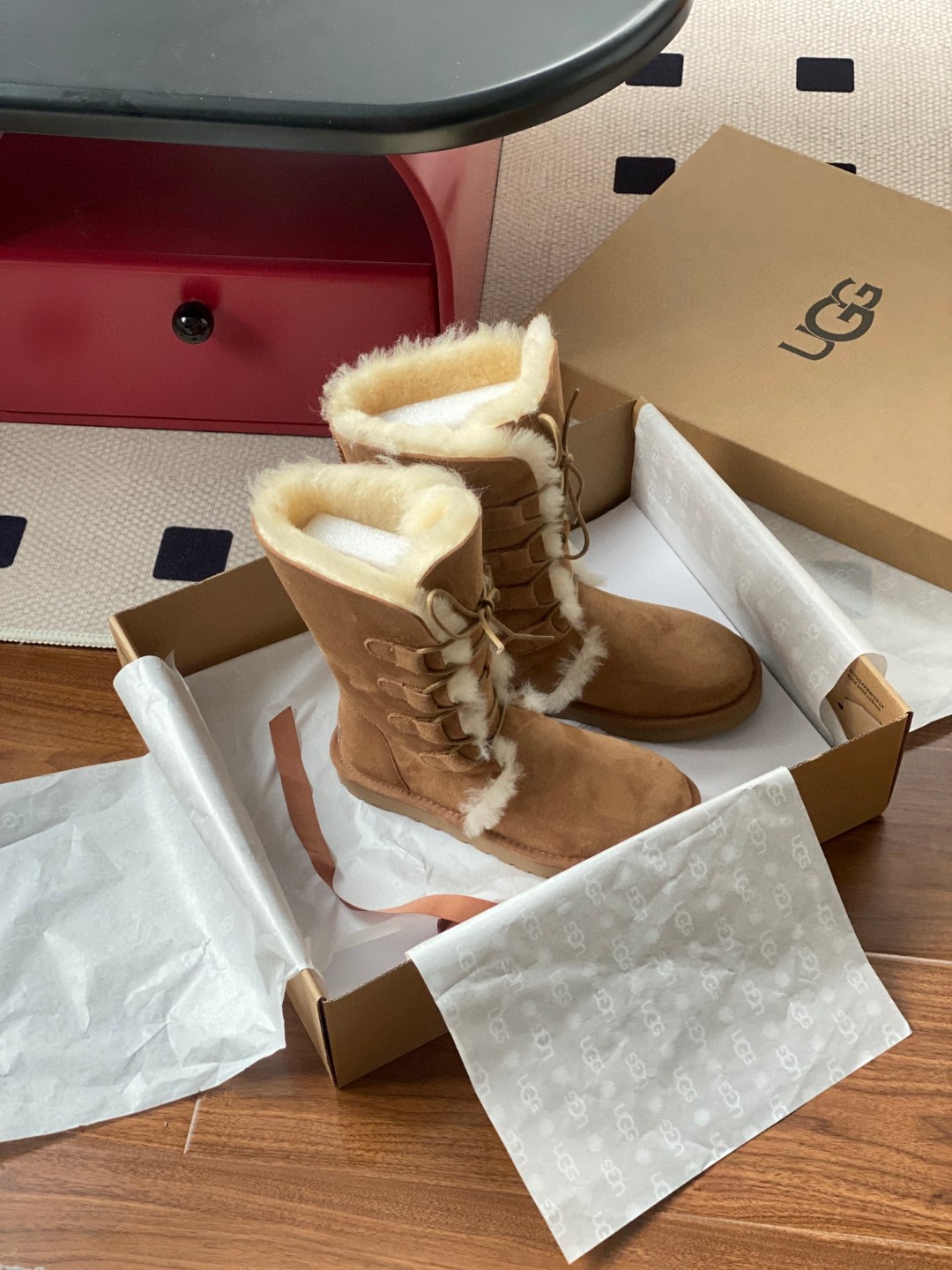 实拍视频
.
.
.
.
🔥双11预热特惠🔥CX专供 独家纯原
【UGG】原××
高靴骑士  系带  0902
UGG系带骑士靴全网都在穿的女神高靴安排上了，被很多ins小姐姐的穿搭吸引，怕冷星人可入，两种穿法，附赠一副油蜡鞋带！
颜色：栗色 
码数35-40