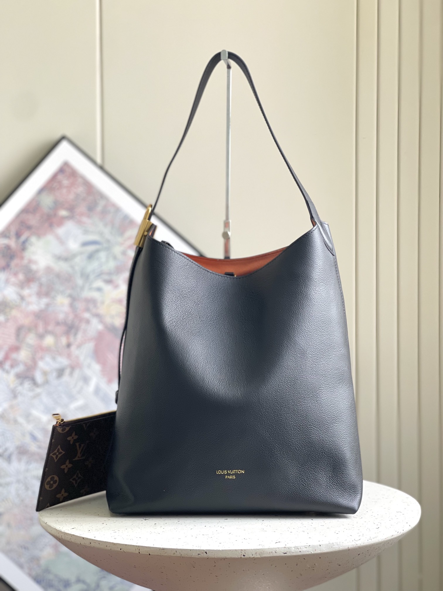 NO:202019,Genuine grade top-level original, M24856 black 25022 white 24974 brown, soft cowhide leather outlines simple and elegant lines, and suede lining releases the trendy atmosphere, showing the brand's exquisite craftsmanship. Adjustable shoulder straps embellish classic inscription padlocks, plenty of space to easily store laptops and other daily required dimensions 31.0 x 35.0 x 18.0 cm, LV [top original], louis vuitton, cowhide19860909正品级 顶级原单,M24856 黑色 25022 白色 24974棕色 以柔软牛皮革勾勒简雅线条,搭配绒面内衬释放潮流气息,尽显品牌精湛匠艺.可调节肩带点缀经典铭纹挂锁,充裕空间可轻松收纳笔记本电脑等日常所需尺寸31.0 x 35.0 x 18.0 厘米,LV【顶级原单】,louis vuitton,cowhide,Bag