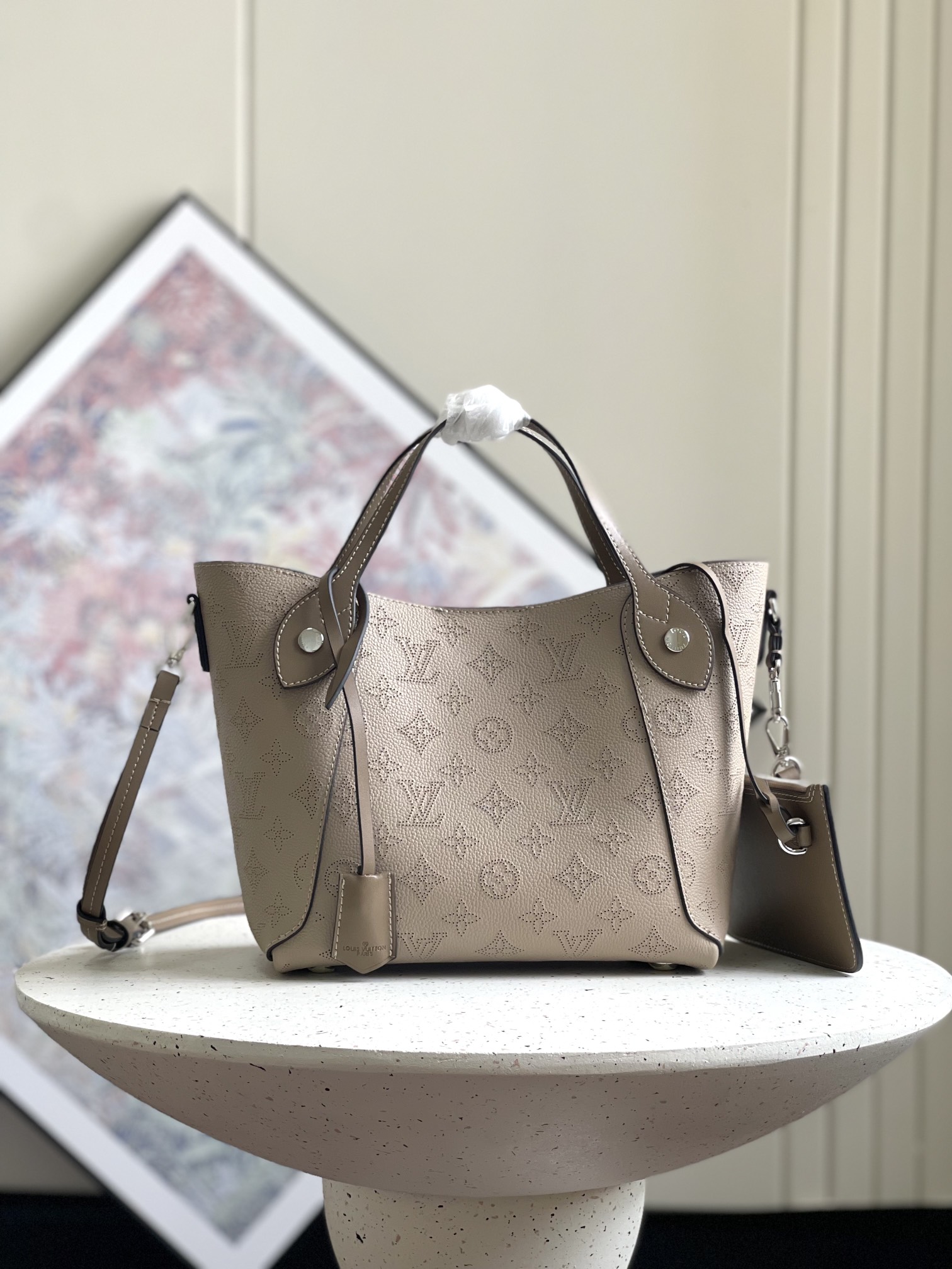 NO:202025,Genuine grade top-level original, M54350 black 54351 gray 54353 pink 51950 milky white Hina handbag, with spring buckle in the middle of the bag, foldable and stretchable, and can be easily switched between the Tote handbag and the modern bucket bag. Made of calfskin and decorated with flower, ideal for daily carrying. 23x21x 13cm (Length x Height x Width), LV [Top Original], louis vuitton, cowhide19860909正品级 顶级原单,M54350黑色54351灰色54353粉色51950奶白色Hina手袋,包身正中配有弹簧扣,可折叠,可伸展,在Tote手袋与摩登水桶包之间自如切换.由小牛皮裁制而成并采用镂花装饰,日常背携的理想之选.23x21x 13cm(长x高x宽),LV【顶级原单】,louis vuitton,cowhide,Bag