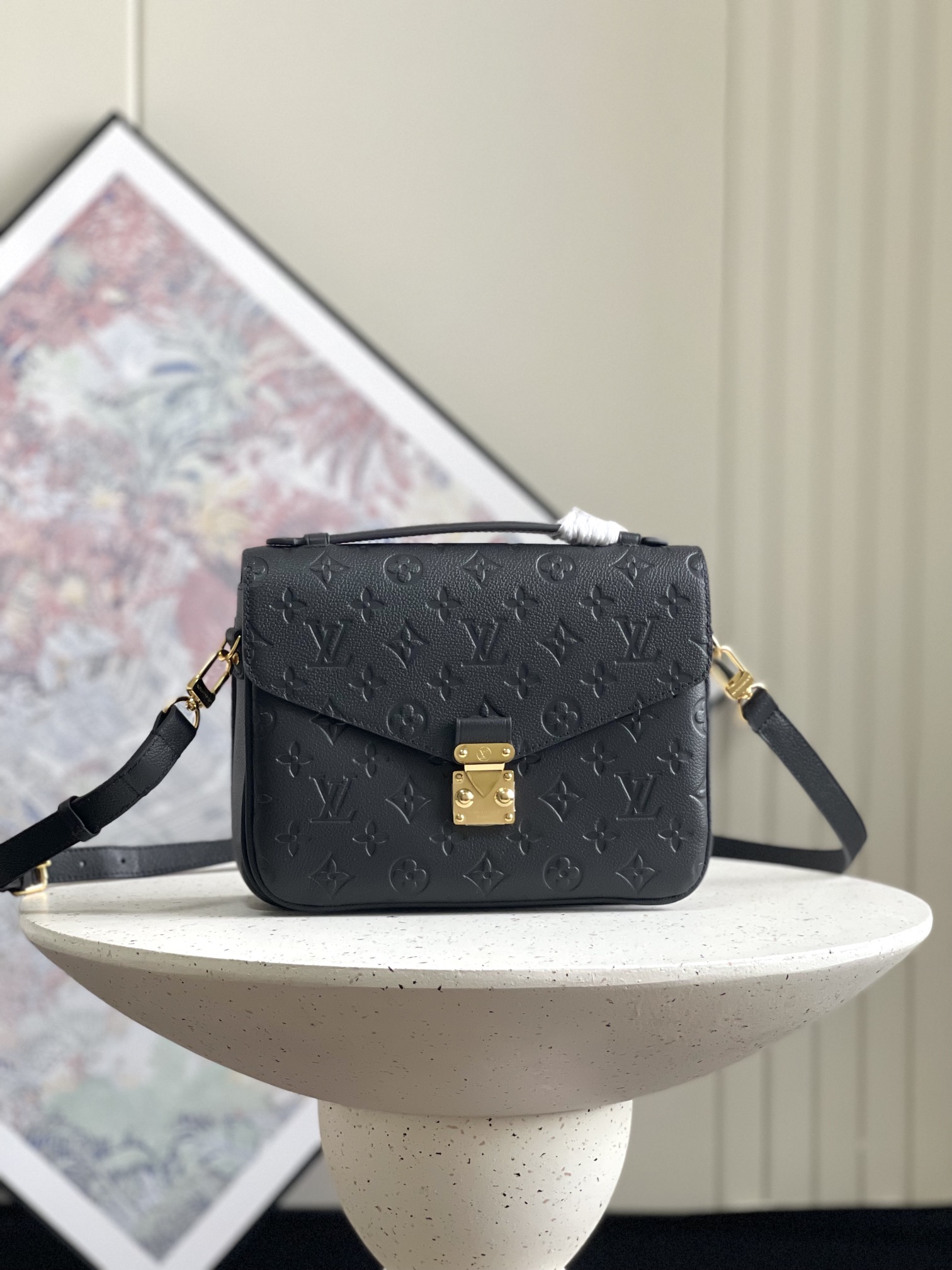 NO:202039,Genuine, top-grade original single, head leather M41487 black, beige, apricot color, this Pochette Métis vividly interprets the elegant style with a petite figure. It uses soft Monogram Empreinte leather fabric, and the tight body is equipped with multiple practical pockets and compartments. Size 25.0 x 19.0 x 9.0 cm, LV [top-grade original single], louis vuitton19860909正品级 顶级原单 头层皮 M41487黑色 ,米白,杏色,此款Pochette Métis以娇小身姿生动演绎优雅风格.选用柔软的Monogram Empreinte皮革面料,紧致的包身中配有多个实用口袋与隔层.尺寸25.0 x 19.0 x 9.0 cm,LV【顶级原单】,louis vuitton,Bag