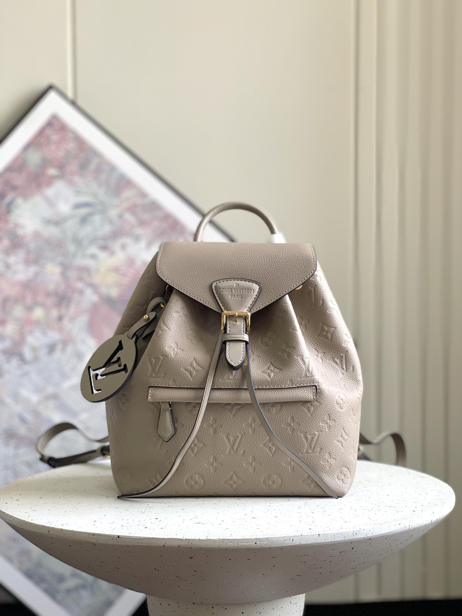 NO:202043,Authentic top-grade original single, M45205 apricot Montsouris backpack is worn this time. Monogram Empreinte embossed leather, embellished with retro metal buckles and LV hangings. Zippered outer bags are easy to pick up and put, and adjustable shoulder straps provide a comfortable shoulder-back experience. Detailed features 27.5 x 33.0 x 14.0 cm, LV [top-grade original single], louis vuitton19860909正品级 顶级原单,M45205杏色Montsouris 双肩包此次身披 Monogram Empreinte 压纹皮革,点缀复古金属搭扣和 LV 挂饰.拉链外袋实现便捷取放,可调节肩带提供舒适肩背体验.详细特征 27.5 x 33.0 x 14.0 厘米,LV【顶级原单】,louis vuitton,Bag