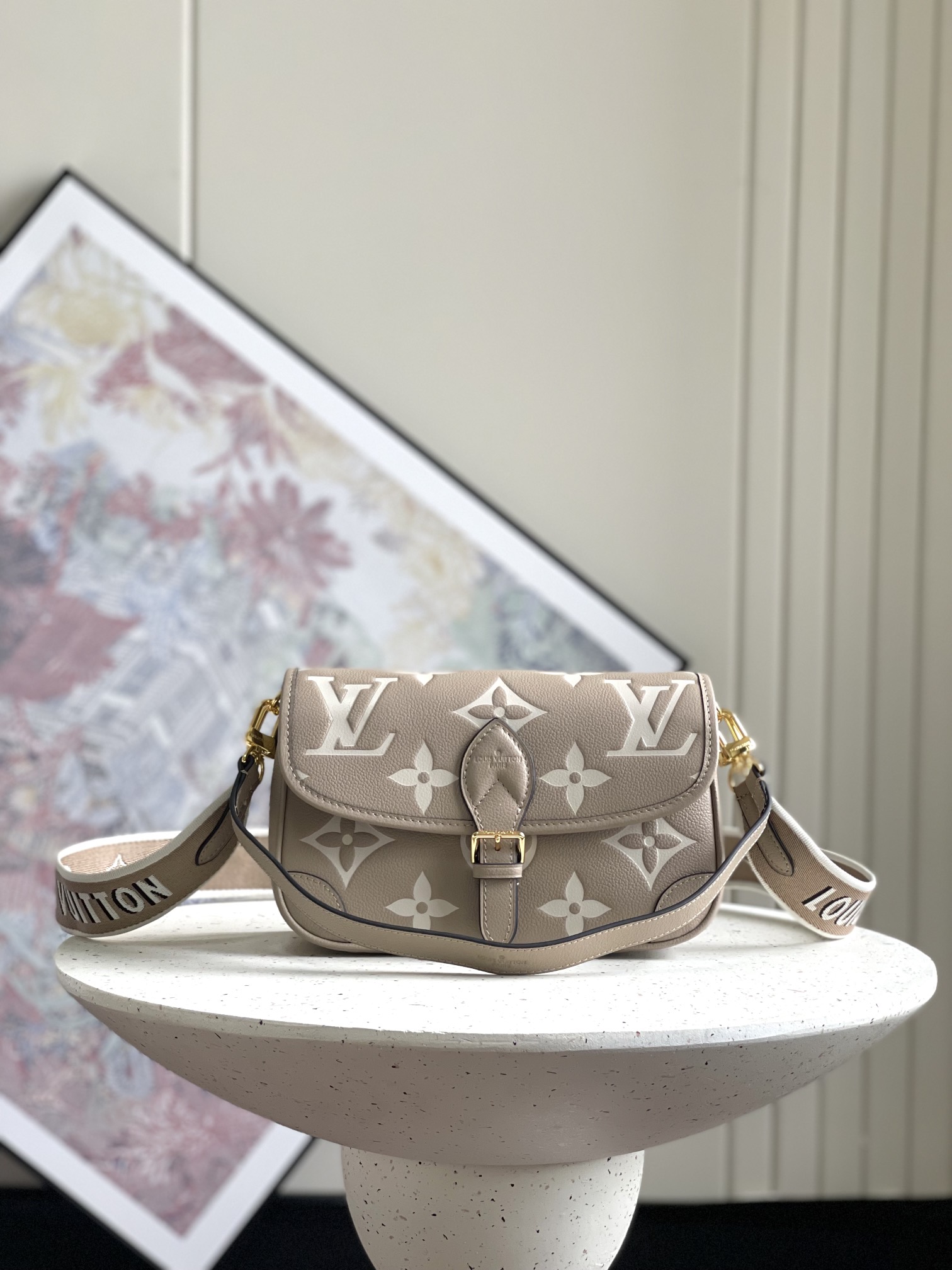 NO:202031,Genuine grade Exclusive real shot M46386 black leather M46388 white leather M46583 gray silkscreen This Diane handbag is made of Louis Vuitton classic Monogram Empreinte embossed leather, woven the brand logo into a removable wide jacquard shoulder strap, and add a crossbody option in addition to the removable leather shoulder strap, flexible to fit elegant style or dynamic style. Size 23*16*8.5cm, LV [top original list], louis vuitton, louis vuitton19860909正品级 独家实拍 M46386黑皮M46388白皮M46583灰色丝印 本款 Diane 手袋取材路易威登经典 Monogram Empreinte 压纹皮革,将品牌标识织入可拆卸宽幅提花肩带,在可拆卸皮革肩背带之外再添斜挎选择,灵活契合优雅格调或动感风尚.尺寸23*16*8.5cm,LV【顶级原单】,louis vuitton,louis vuitton,Bag