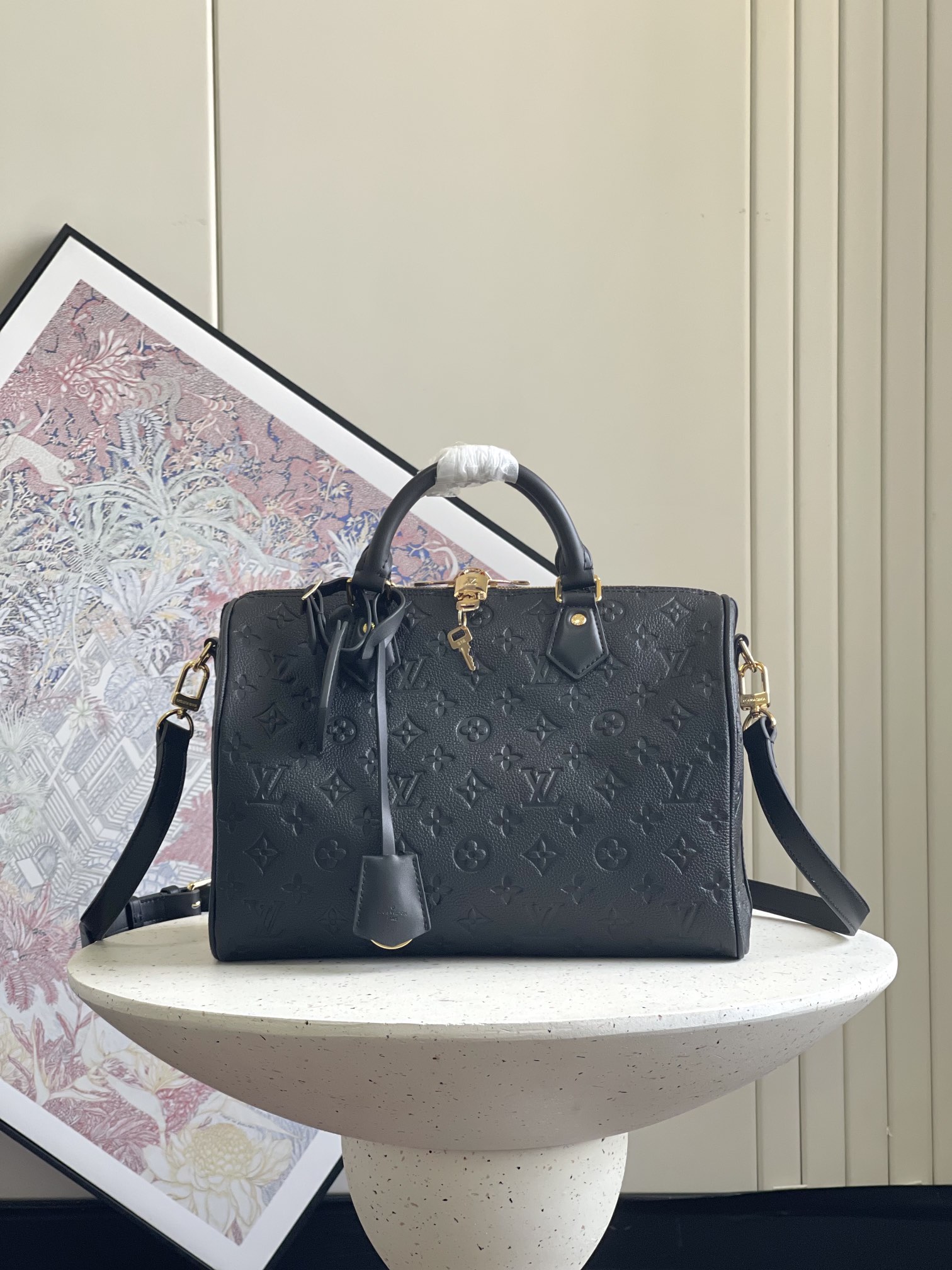 NO:202022,Genuine, dynamic chip version, top-level original sheet, real-life shooting [SPEEDY SOFT 30 handbag] m47186 black (embossed) This Speedy Soft 30 handbag is renovated. The classic design of Speedy handbag is made of Monogram Empreinte leather and suede cowhide lining. Whether it is hand-held, cross-body or shoulder-back, it can create a trendy shape size of 21, 17, 30 cm, LV [top-level original sheet], louis vuitton, cowhide19860909正品级 动态芯片版,顶级原单 实物拍摄【SPEEDY SOFT 30 手袋】 m47186 黑色（压花） 本款 Speedy Soft 30 手袋焕新 Speedy 手袋的经典设计,以 Monogram Empreinte 皮革和绒面牛皮革内衬塑造轻盈柔软的构型.无论手拎、斜挎或肩背,均可打造潮流造型尺寸21、17 、30 厘米,LV【顶级原单】,louis vuitton,cowhide,Bag