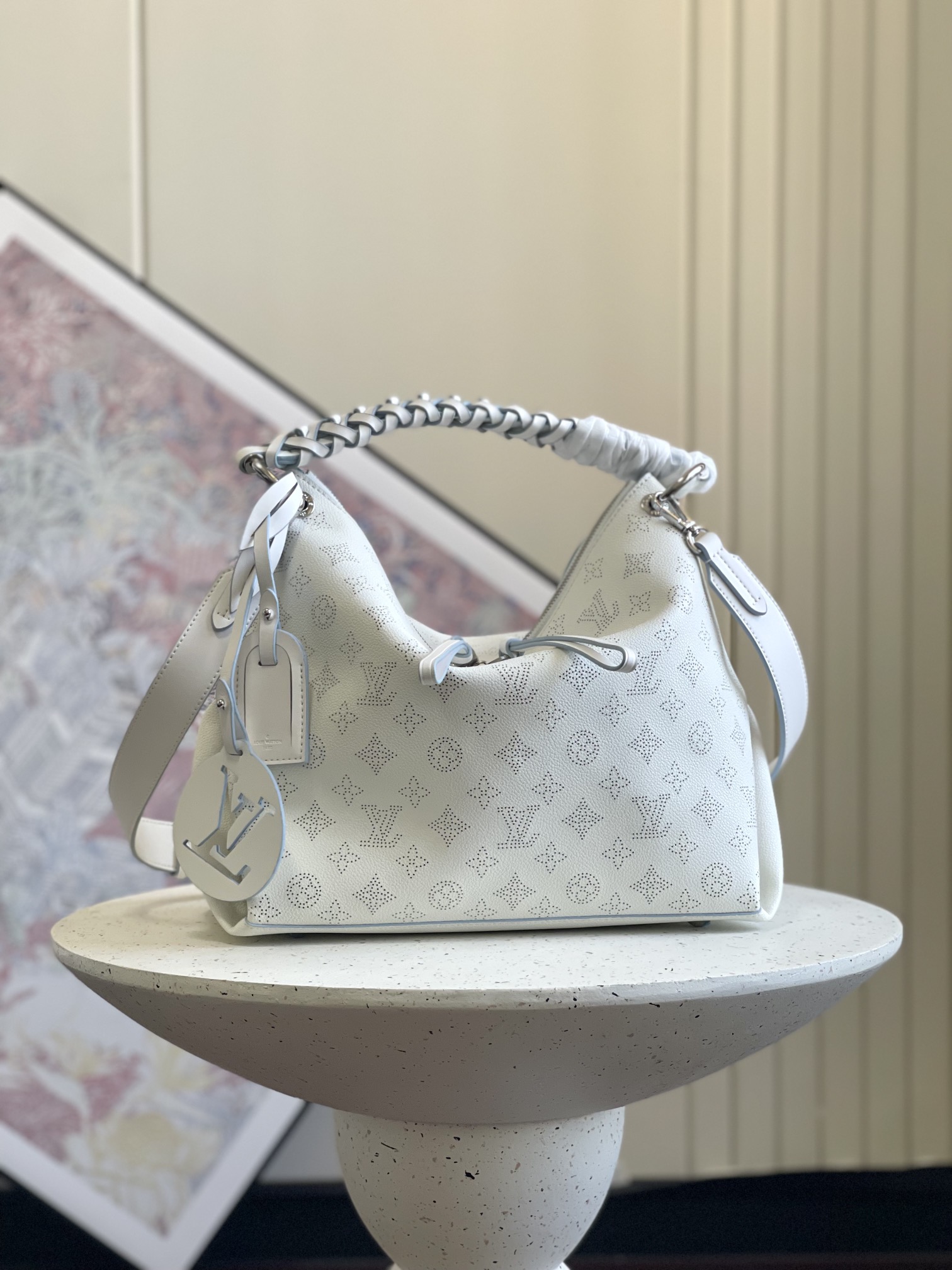 NO:201996,Genuine grade top-grade original, M56021, M56084 Beaubourg Hobo medium-sized handbag material Monogram perforated calfskin, and hand-dyeed leather handles are applied with unique meaning. Leather zipper head and large LV letters reveal the brand style, detachable wide leather shoulder straps to achieve a soft design comfortable 32 long 26 high 17cm wide code, LV [top-grade original list], louis vuitton, cowhide19860909正品级 顶级原单,M56021,M56084 Beaubourg Hobo 中号手袋取材 Monogram 镂花穿孔小牛皮,再以手工边染为编织皮革手柄涂抹别致意味.皮革拉链头与大号 LV 字母流露品牌格调,可拆卸宽幅皮革肩带实现柔软设计的舒适随行32长26高17cm宽编码,LV【顶级原单】,louis vuitton,cowhide,Bag