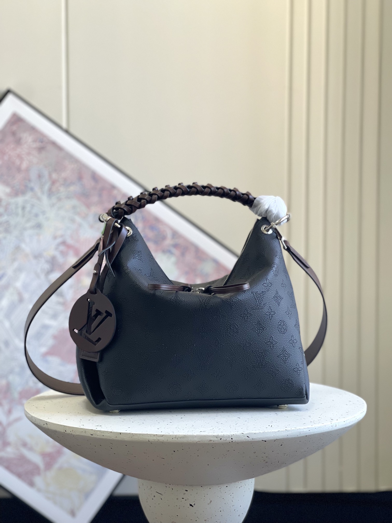 NO:202001,Genuine grade top-grade original, M56021, M56084 Beaubourg Hobo medium-sized handbag material Monogram perforated calfskin, and hand-dyeed leather handles are applied with unique meaning. Leather zipper head and large LV letters reveal the brand style, detachable wide leather shoulder straps to achieve a soft design and comfortable 32 long, 26 high, 17cm wide, LV [top-grade original list], louis vuitton, cowhide19860909正品级 顶级原单,M56021,M56084 Beaubourg Hobo 中号手袋取材 Monogram 镂花穿孔小牛皮,再以手工边染为编织皮革手柄涂抹别致意味.皮革拉链头与大号 LV 字母流露品牌格调,可拆卸宽幅皮革肩带实现柔软设计的舒适随行32长26高17cm宽,LV【顶级原单】,louis vuitton,cowhide,Bag