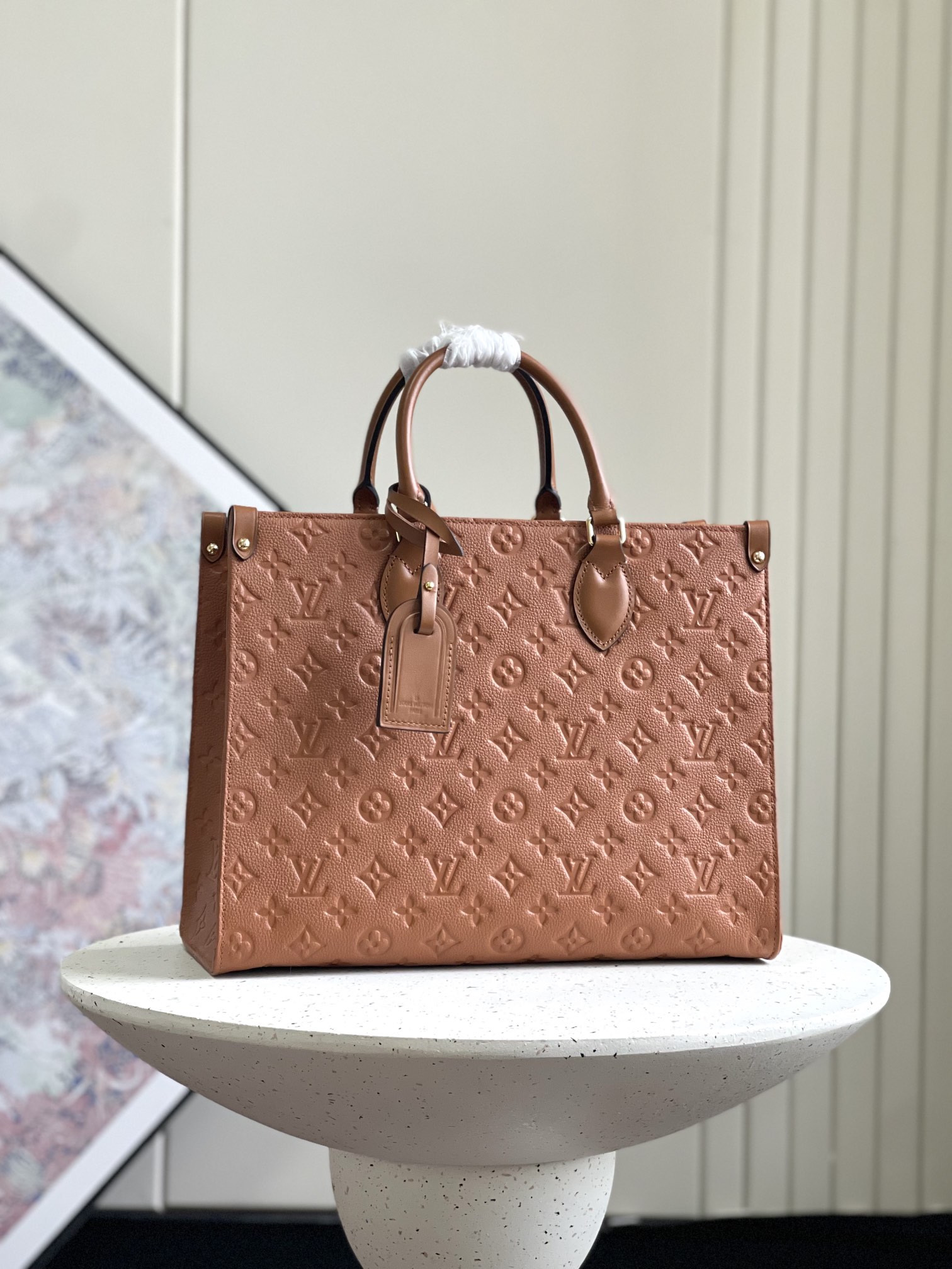 NO:202010,Genuine, top-level original single, exclusive real shot, M12775 M45595 Cognac Brown, this OnTheGo medium-sized handbag is inspired by retro hard boxes, and is the brand's iconic Monogram Empreinte leather rendered with rich tones, matched with workmanship metal parts. The abundant configuration can accommodate 13-inch laptops, and there are multiple inner bags to facilitate storage of items. Long and short handles enable multiple portability methods. Size 35.0 x 27.0 x 14.0 cm (Length x Height x Width), LV [Top Original Single], louis vuitton19860909正品级 顶级原单 独家实拍 M12775 M45595干邑棕本款 OnTheGo 中号手袋以复古硬箱为灵感,为品牌标志性 Monogram Empreinte 皮革渲染浓郁色调,搭配工致金属件.充裕构型可容纳 13 寸笔记本电脑,另有多重内袋方便存放物品.长短手柄实现多种背携方式.尺寸35.0 x 27.0 x 14.0 厘米 (长 x 高 x 宽),LV【顶级原单】,louis vuitton,Bag