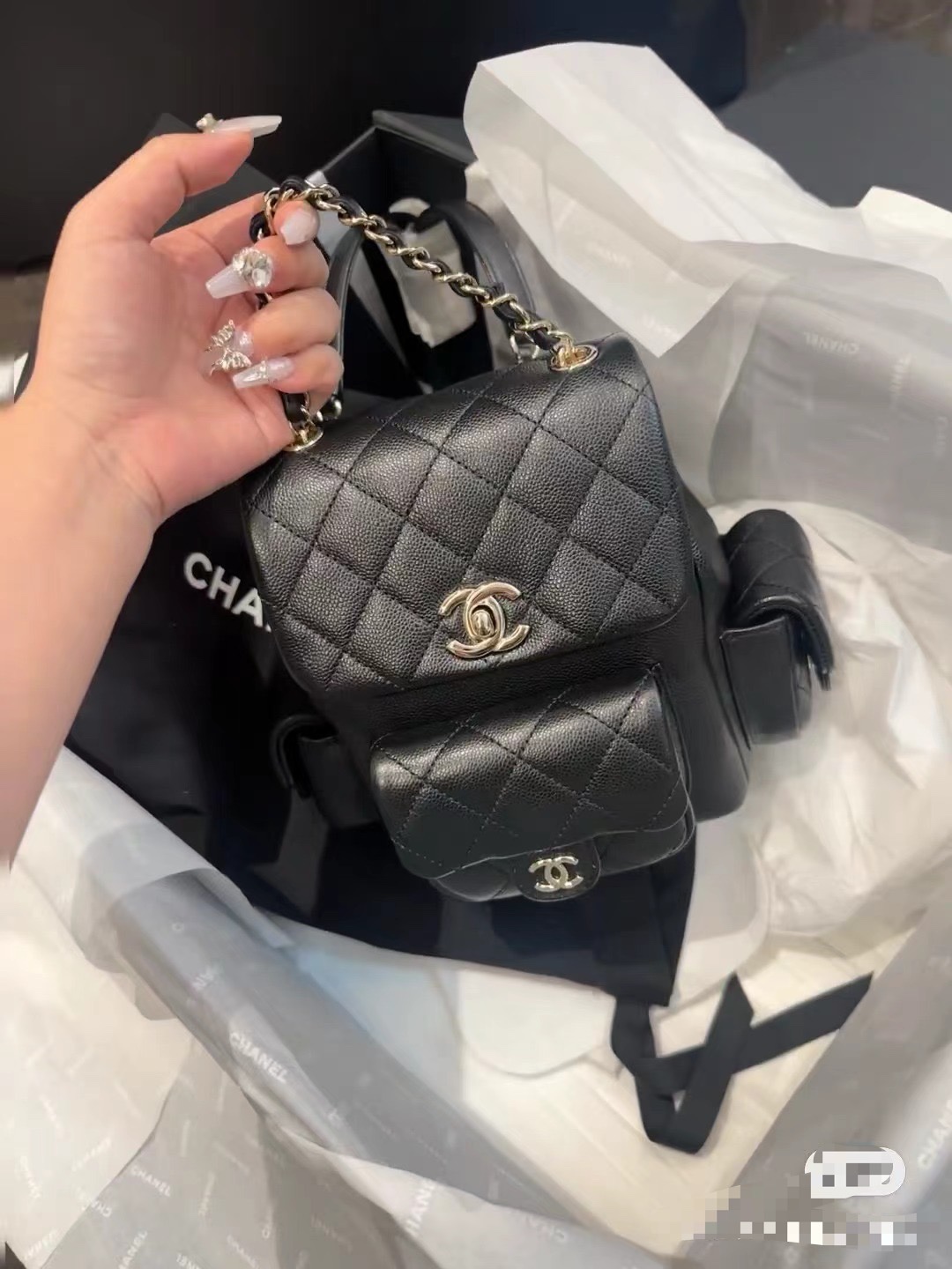 [Chanel Women