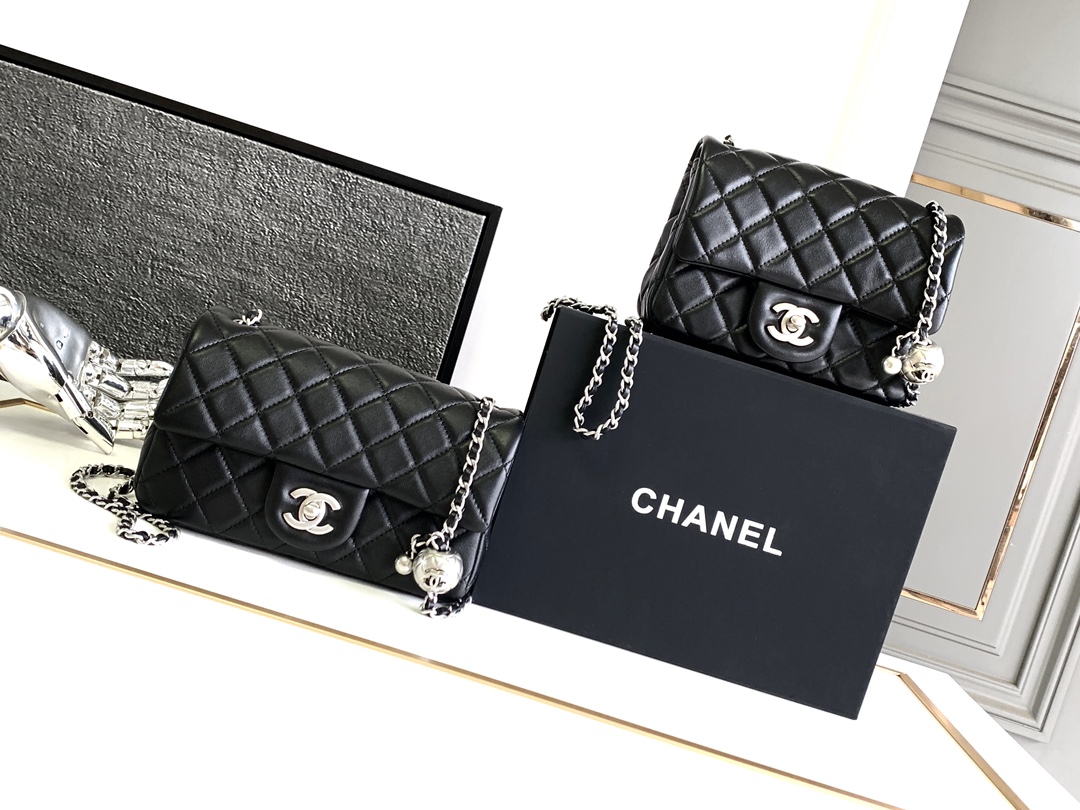[Chanel Women