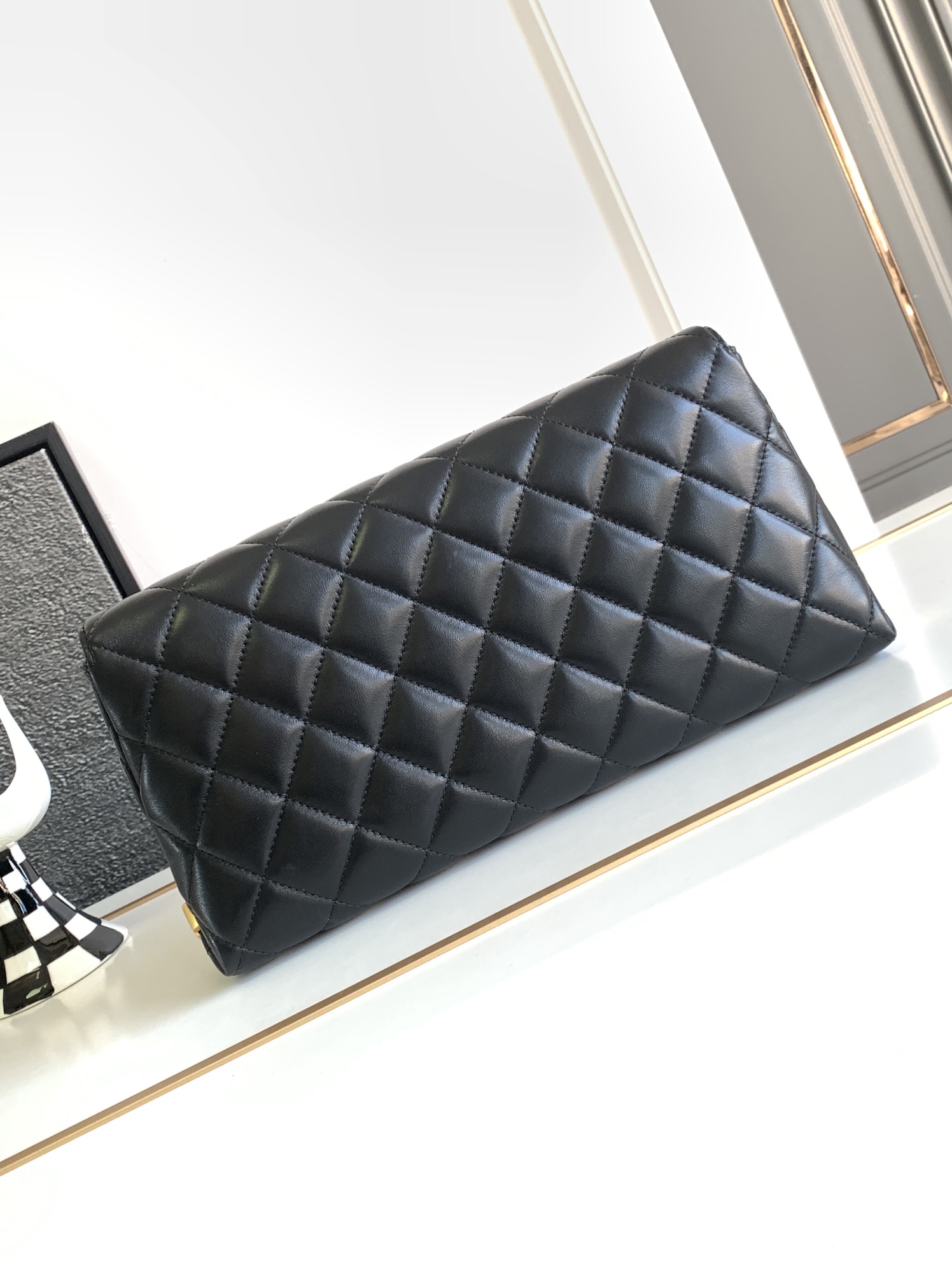 Good news, a small quantity of CHANEL 23K new clutch bag is in stock. So beautiful!