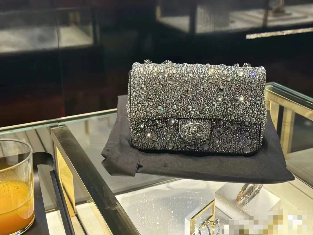 [Chanel Women