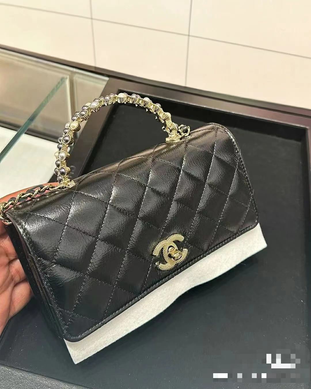 [Chanel Women