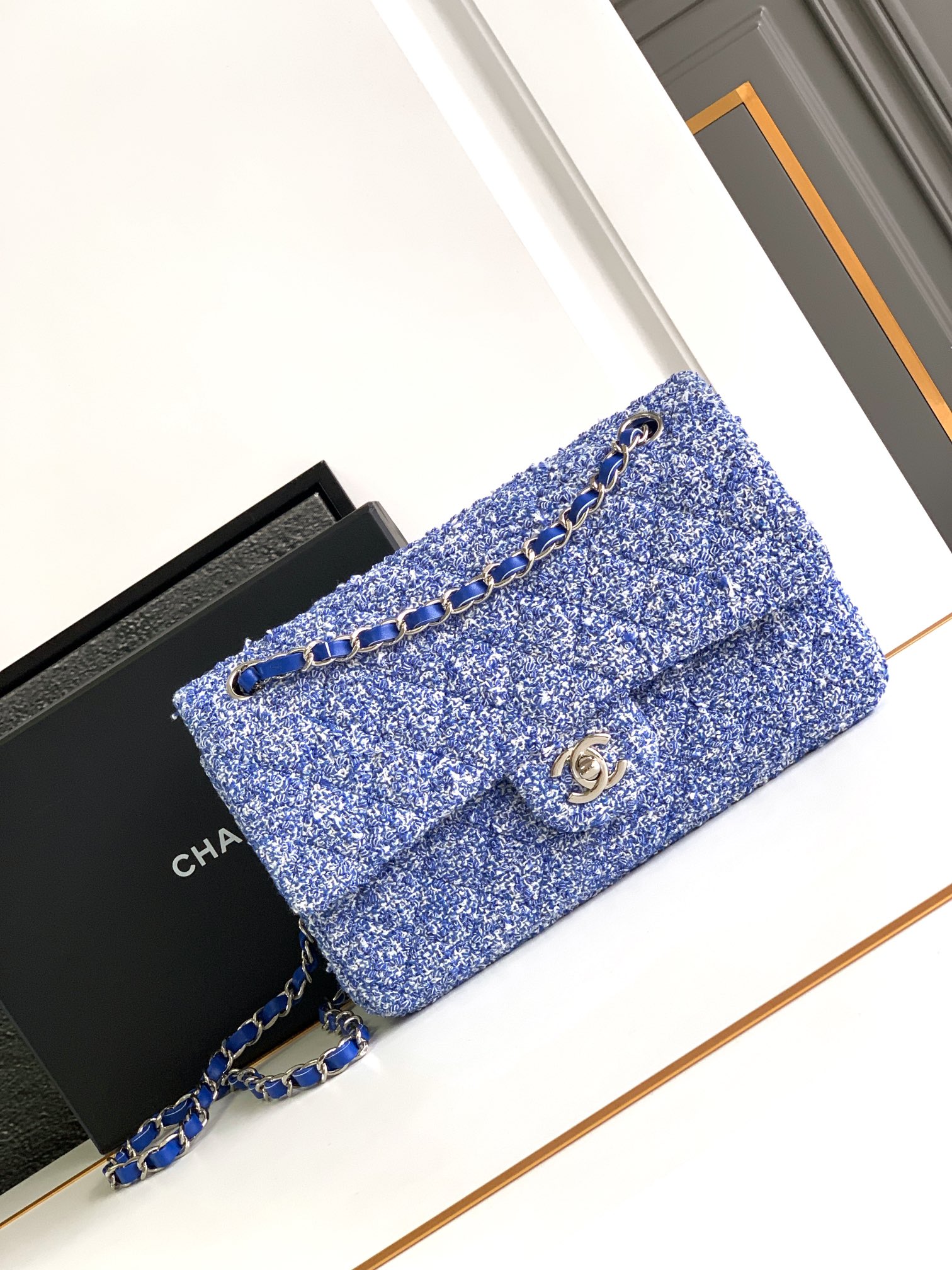 Chanel Classic Flap Bag Bolsos cruzados y bandoleras Azul Piel de oveja Colección otoño – invierno Fashion
