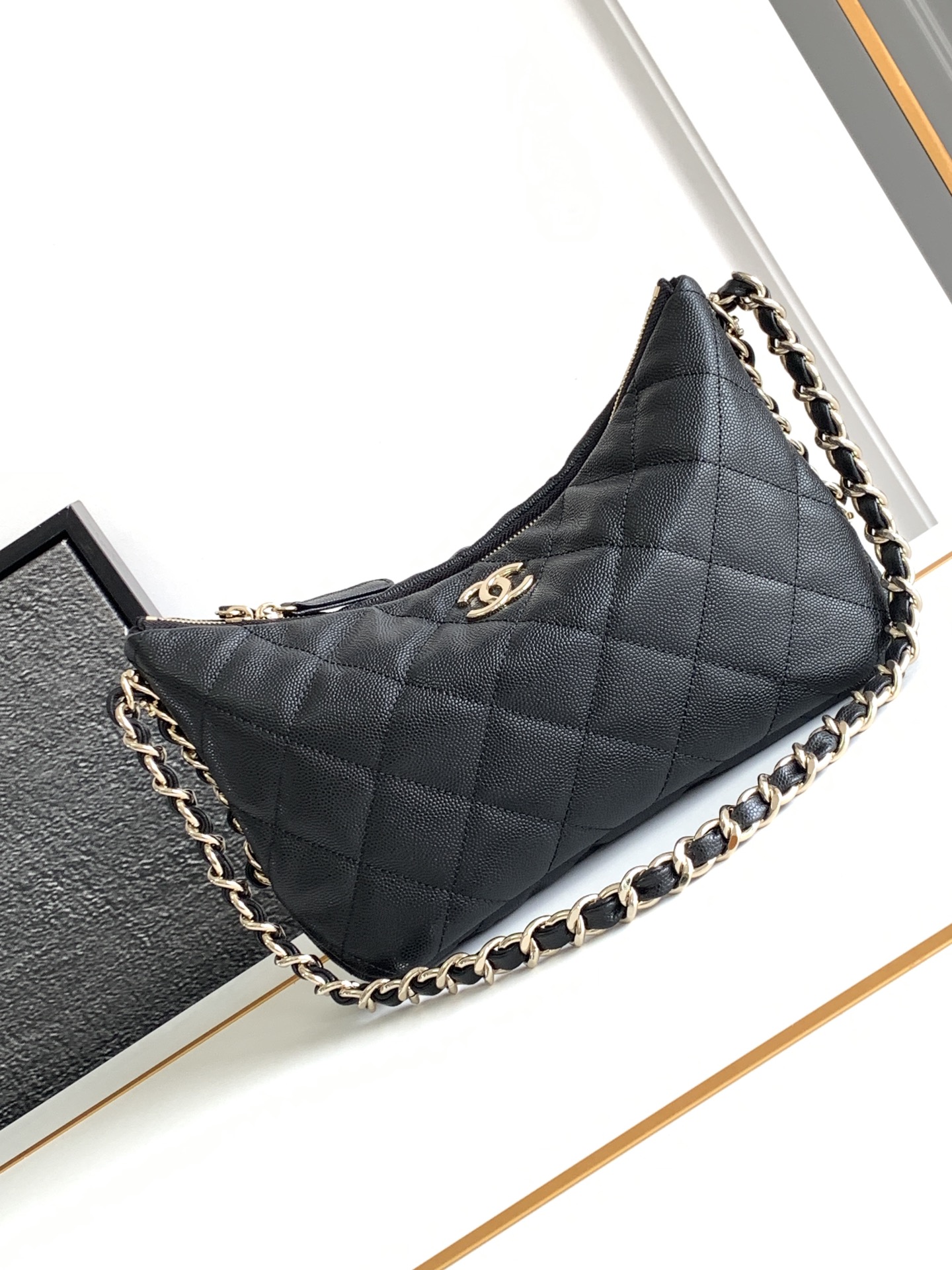 。Chanel 24P hobo negro y dorado, talla mediana, siempre me han gustado las bolsas grandes casuales como la 22bag, el ún…