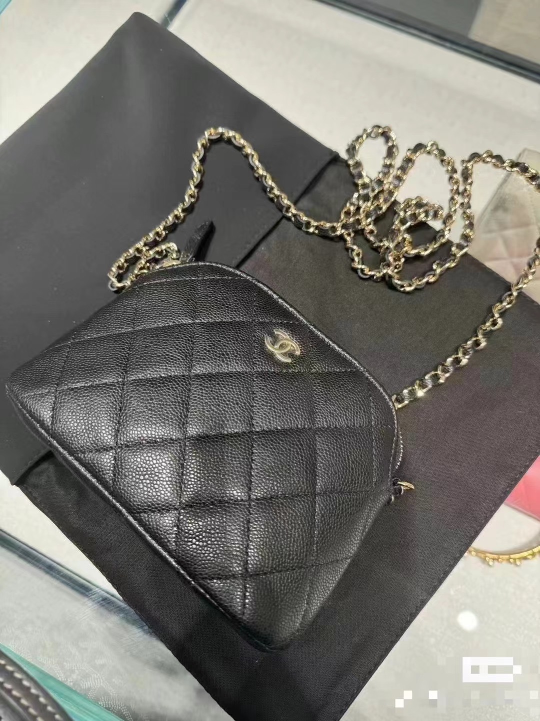 ¡Envío realizado! 🌟 Cuero de caviar 🚩🚩🚩 ¡Nuevo producto de verano 24ss! Este bolso tipo concha, sencillo y elegante…