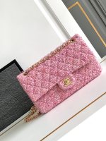 Chanel Classic Flap Bag Meilleure réplique nouveau style Couleur rose Peau de mouton Collection printemps - été Fashion 1 Chanel Classic Flap Bag Meilleure réplique nouveau style
Couleur rose Peau de mouton Collection printemps – été Fashion