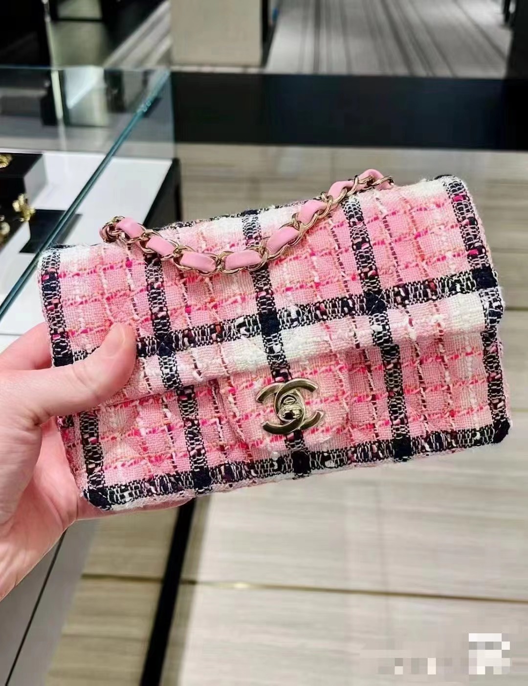 Chanel Classic Flap Bag Bolsos cruzados y bandoleras Oro Rosa Rojo Rosas Hardware de oro Cadena