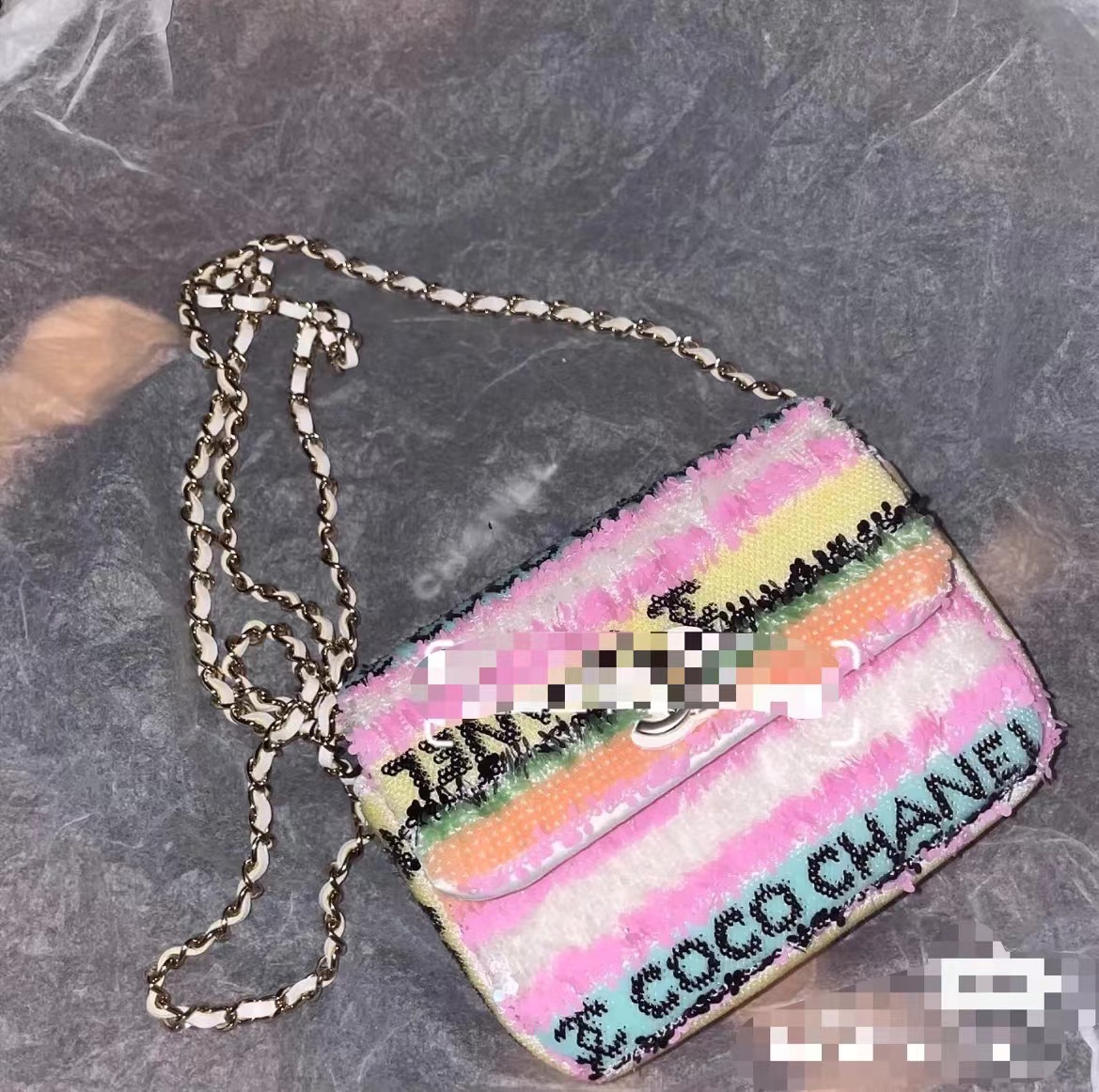 ¡En stock!🚩🚩CHANEL 24A mini colorido verano, ¡deja que los colores relajen tu mente y cuerpo! El bordado de lentejuel…
