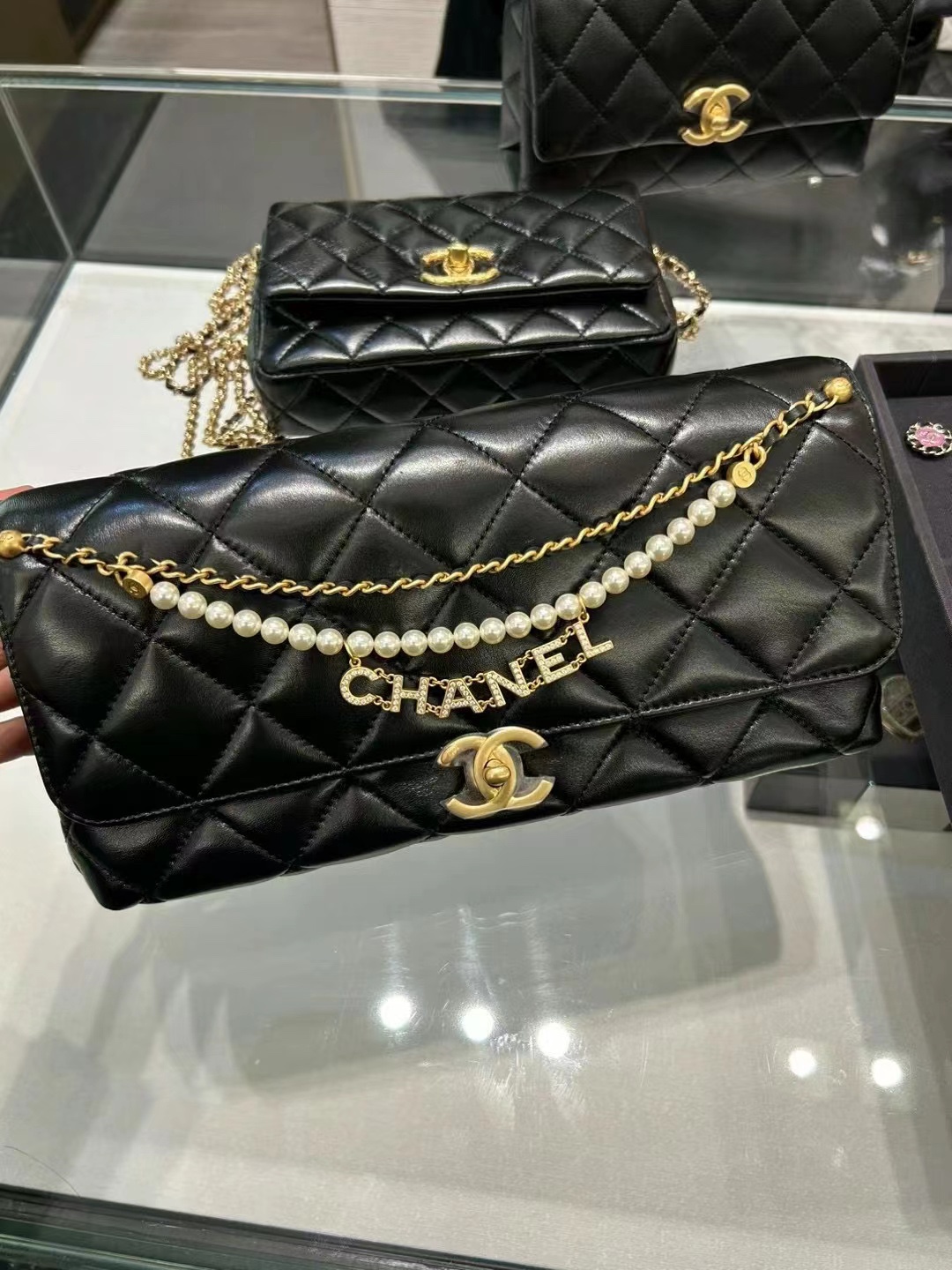 ¡Noticias importantes! ¡Envío exclusivo! 🚩🚩🚩 CHANEL24A bolso baguette con cadena de perlas 🥖 ¡Hoy hay novedades! Ve…