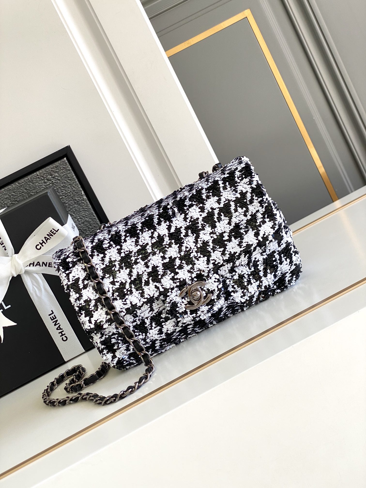 . CHANEL 24A nuevo estilo de pata de gallo con lentejuelas CF, el rombo brillante de blanco y negro se entrelaza, brill…