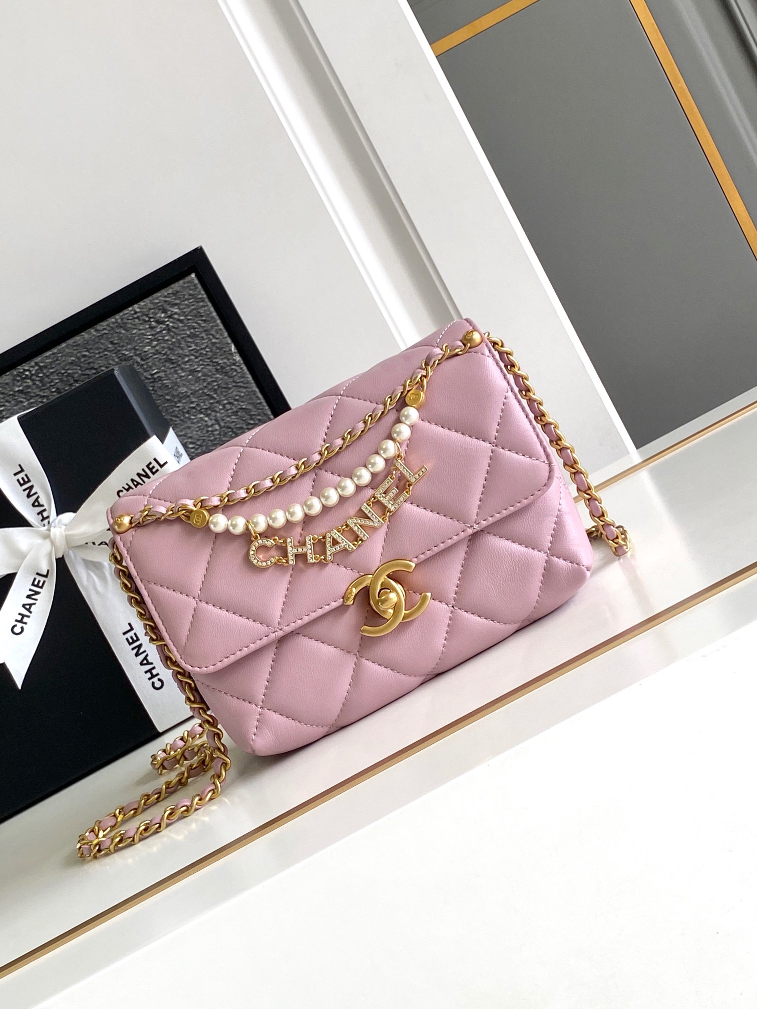 AS4986 CHANEL24A 今天上新啦!咱们今天不吃冷饭炒，来看新款囊续看惯了那些回归的款式~于是被我抓到这一只胖子有皮穿链元素+珍+chanel字母吊坠超级精致诶hobo都蛮好看的、尺寸：19*12*8cm